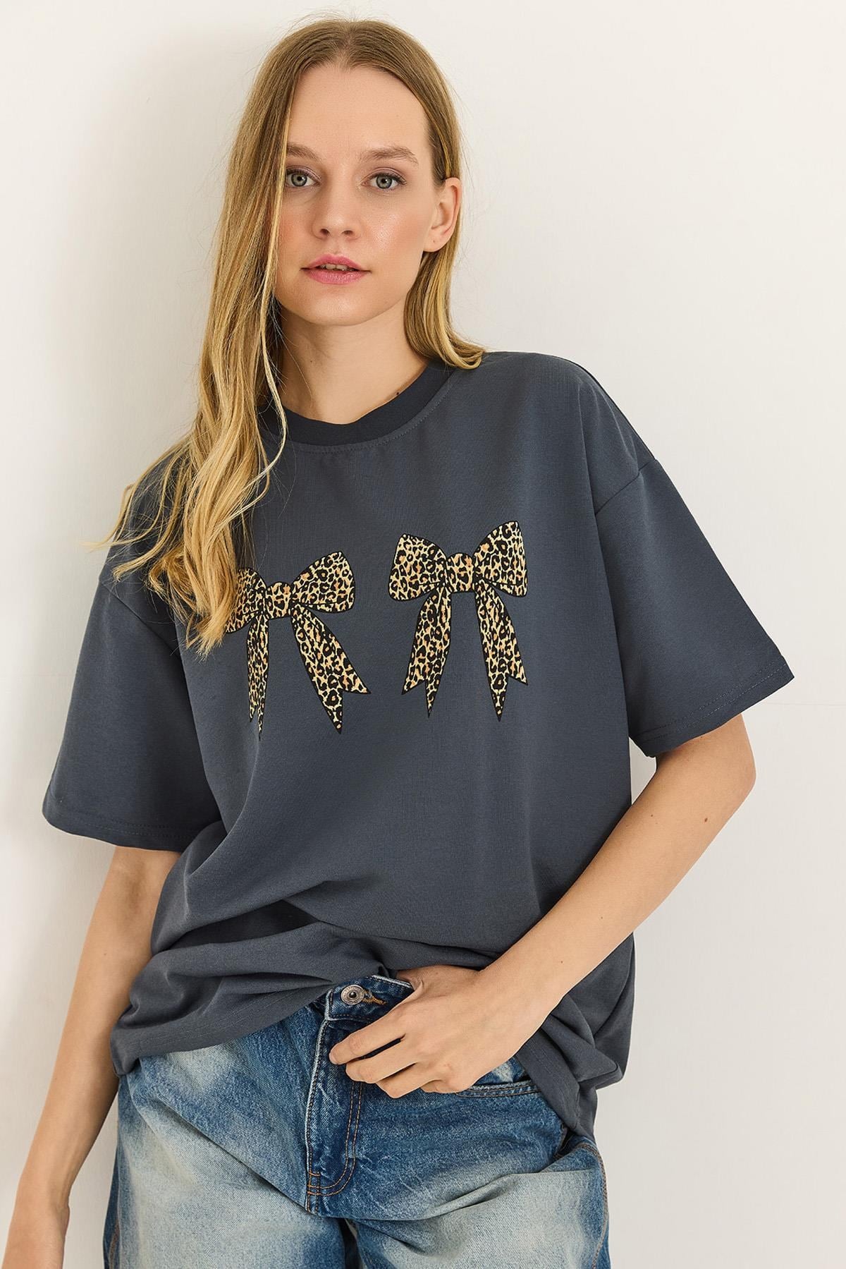 Kurdele Baskı Detaylı Basic Tshirt Füme
