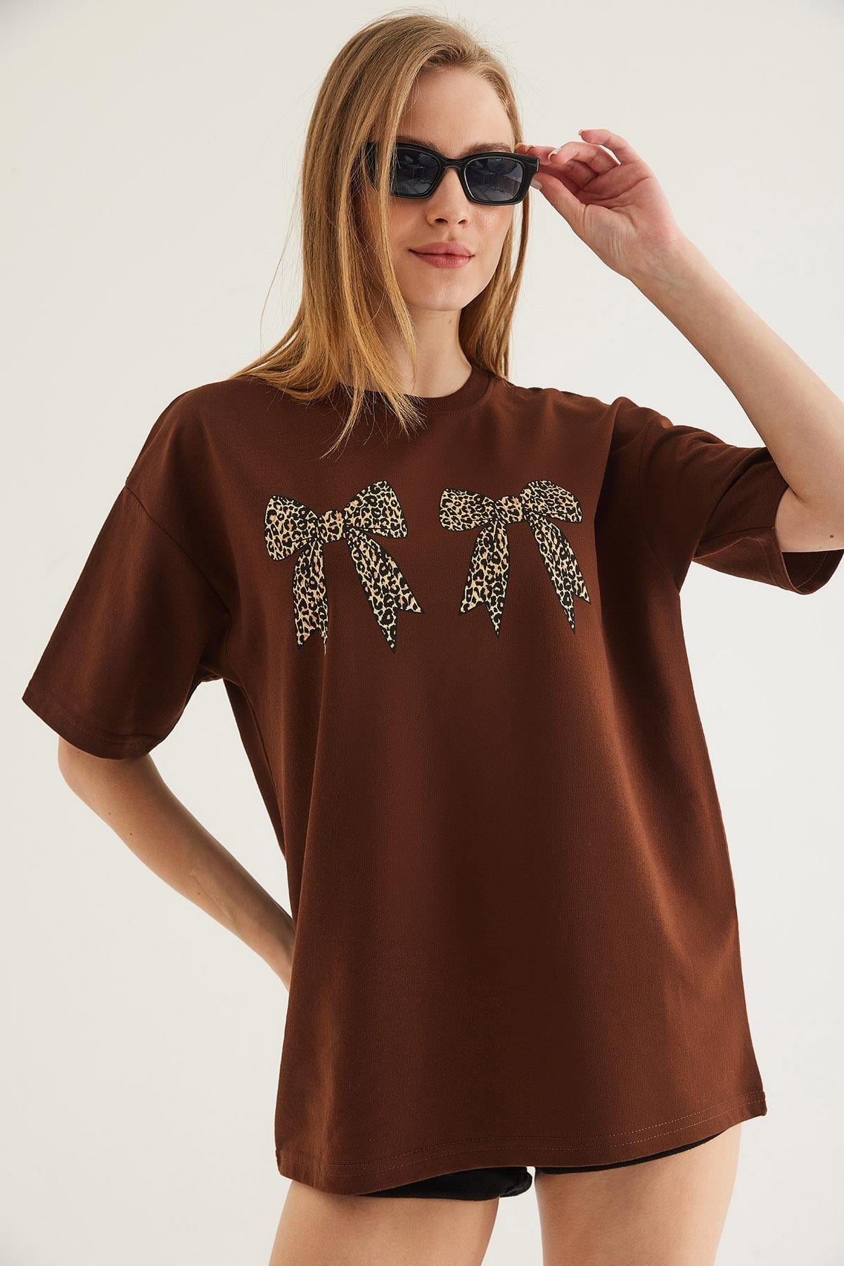 Kurdele Baskı Detaylı Basic Tshirt Kahverengi