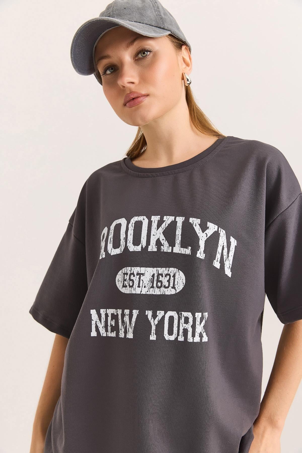 Oversize İki İplik Brooklyn Baskılı Antrasit  Tshirt