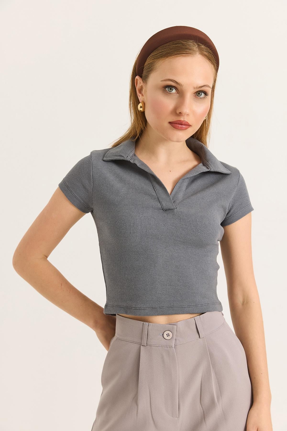 Polo Yaka Basıc Kısa Kollu Örme Kaşkorse Crop Bluz Füme