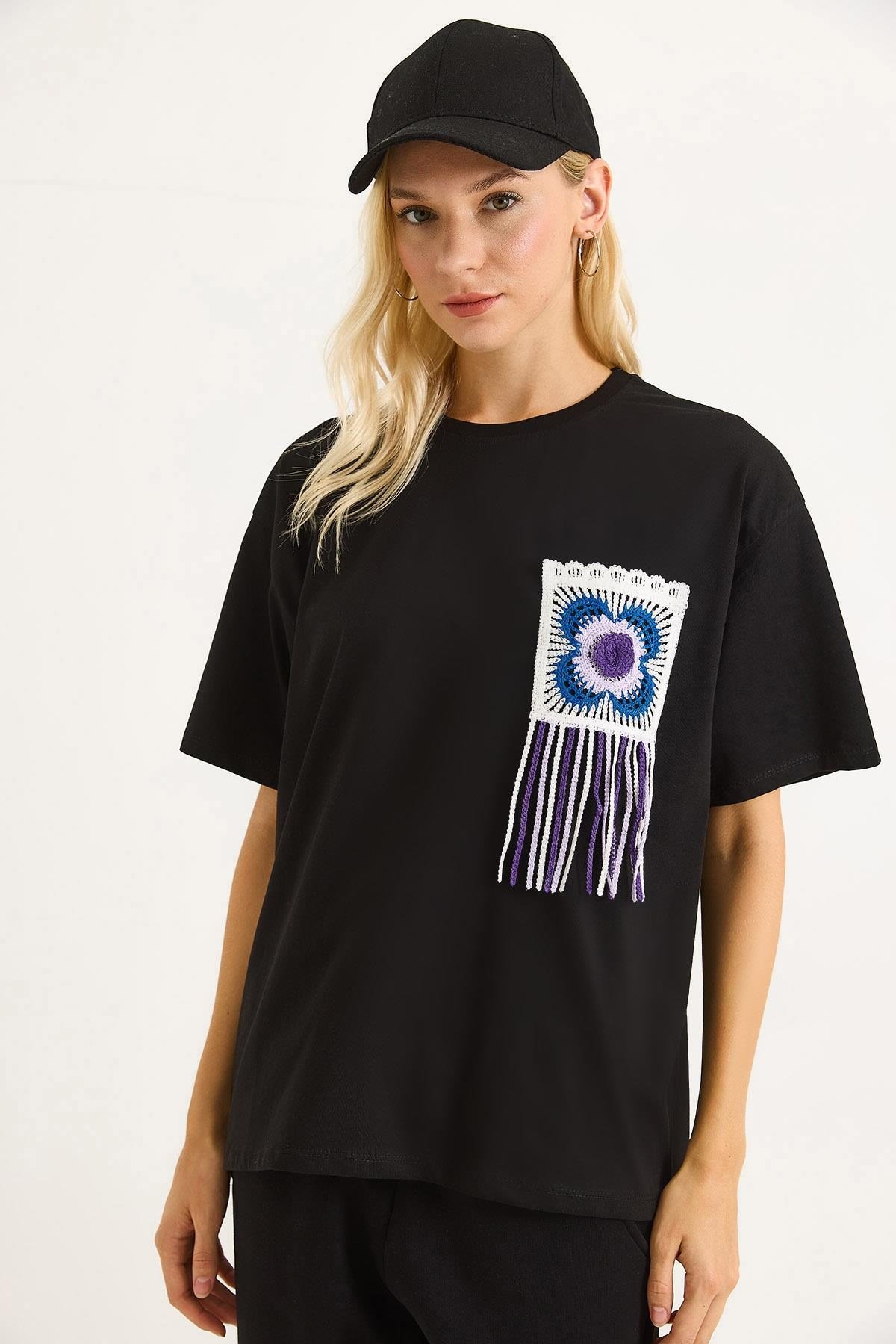 Püsküllü Mavi Nakışlı Bisiklet Yaka Basic Tshirt Siyah