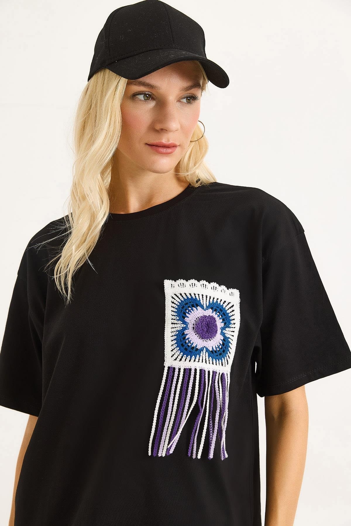 Püsküllü Mavi Nakışlı Bisiklet Yaka Basic Tshirt Siyah