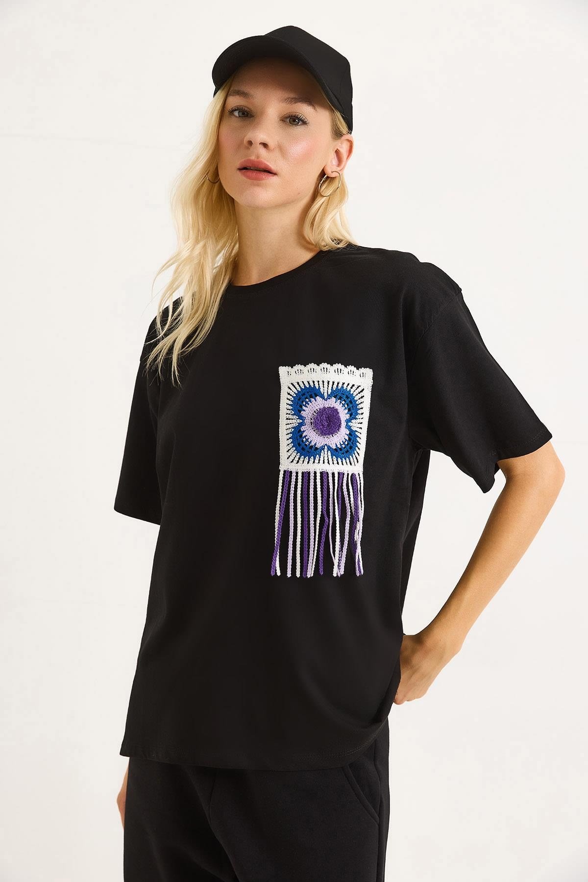 Püsküllü Mavi Nakışlı Bisiklet Yaka Basic Tshirt Siyah