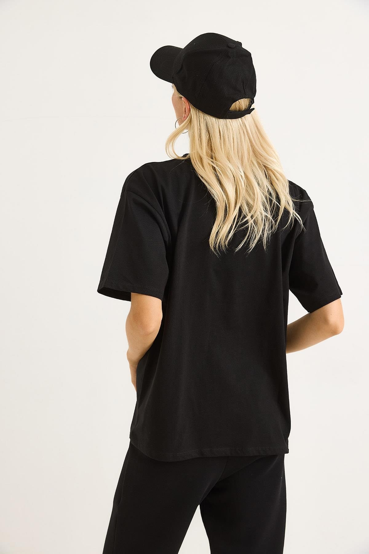 Püsküllü Mavi Nakışlı Bisiklet Yaka Basic Tshirt Siyah