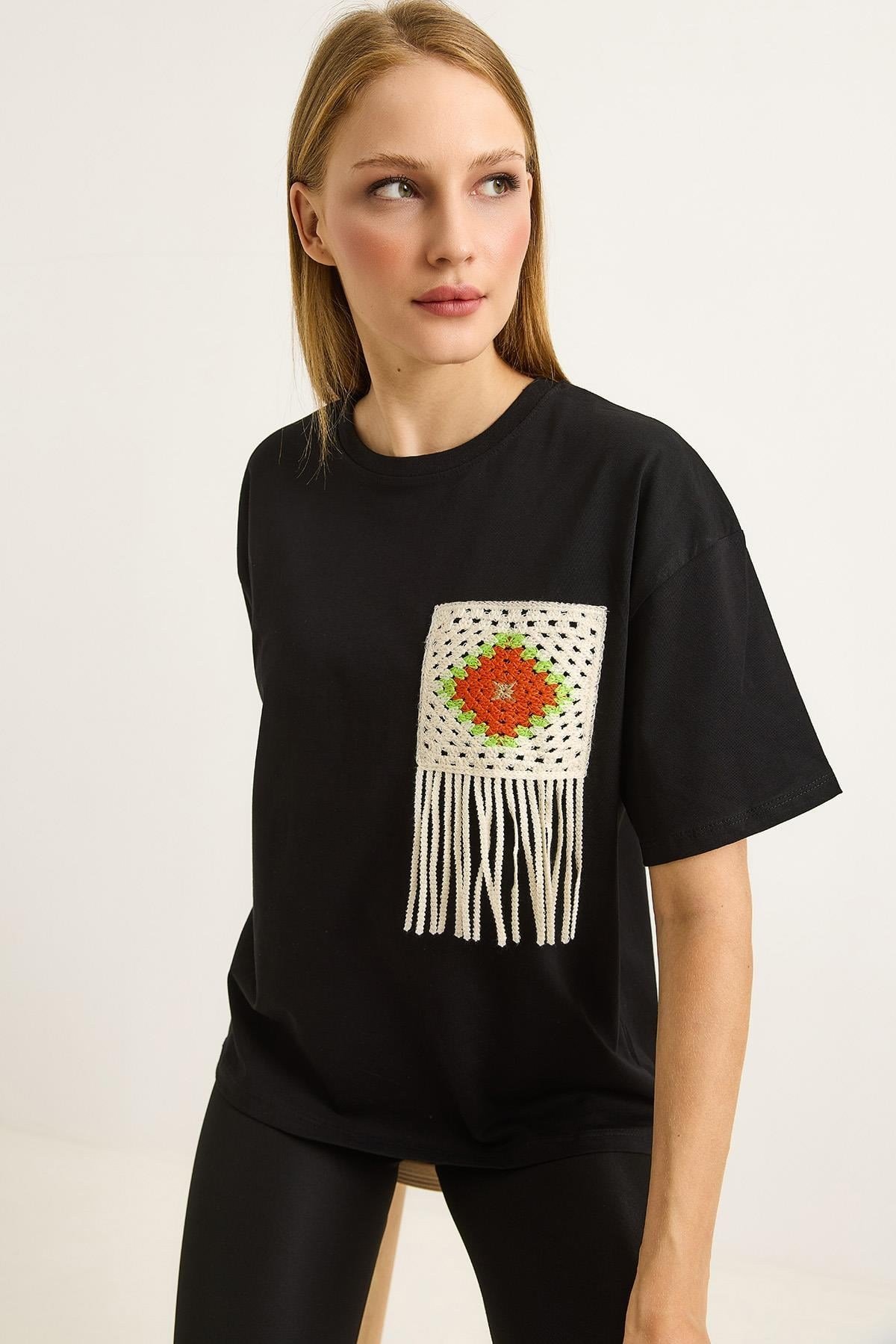 Püsküllü Nakışlı Bisiklet Yaka Basic Tshirt Siyah