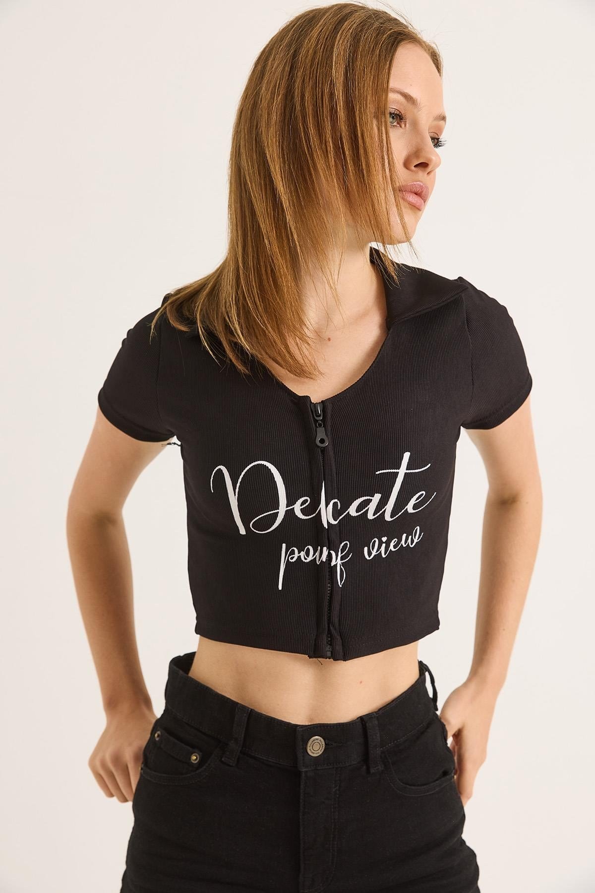 Yakalı Baskı Detaylı Fermuarlı Crop Bluz Siyah