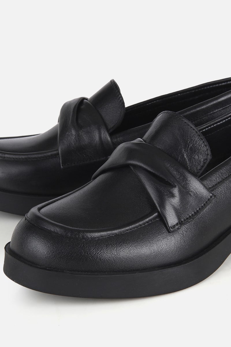 Kadın Siyah Düğüm Detaylı Loafer Ayakkabı