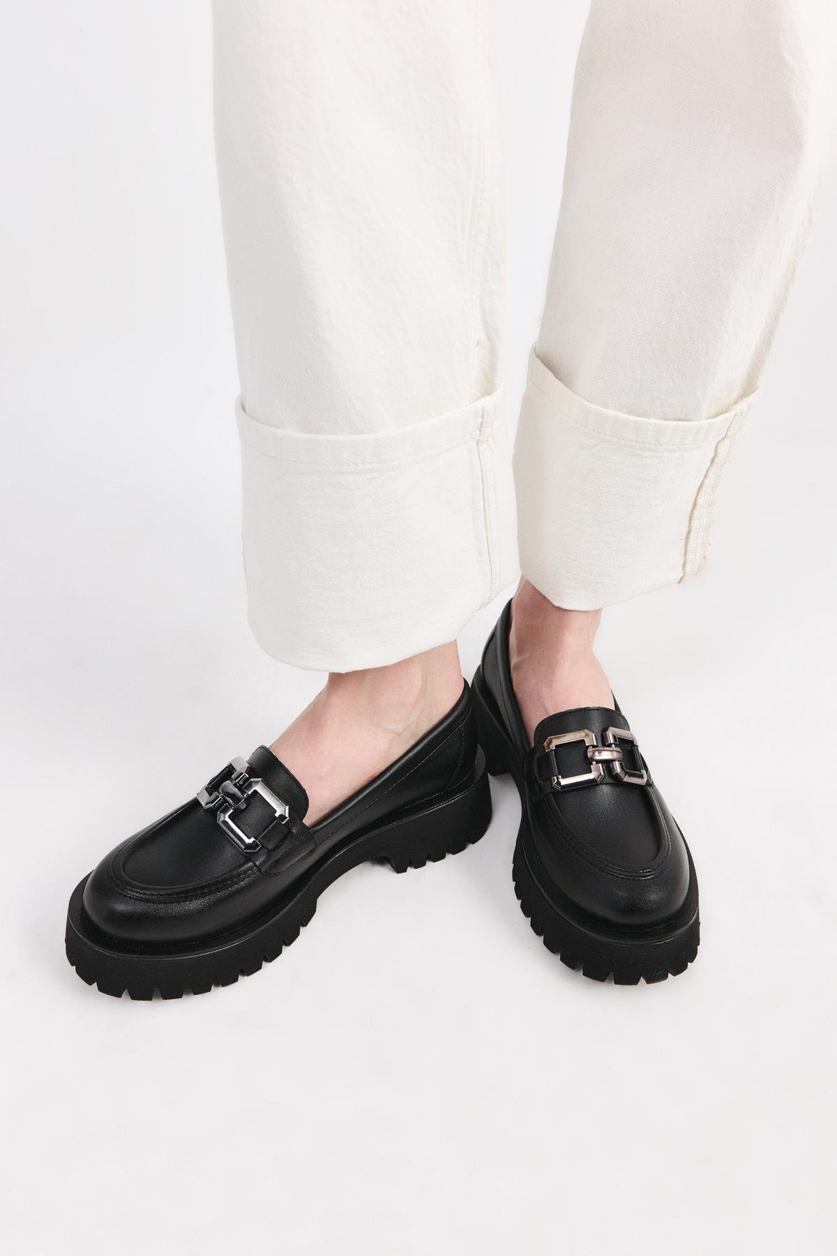 Siyah Tokalı Kadın Loafer