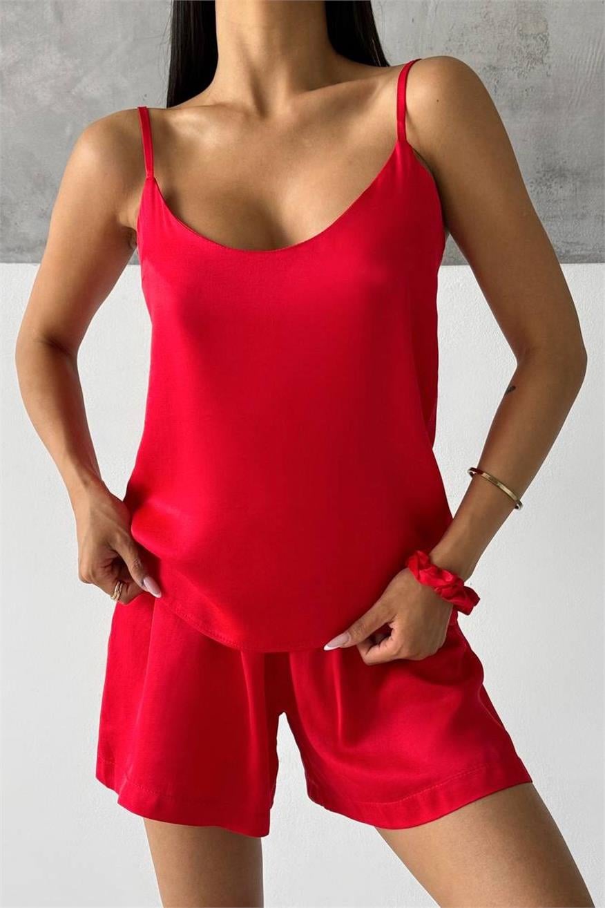 Düz Kırmızı Askılı ve Şortlu Floş Saten Pijama Takımı