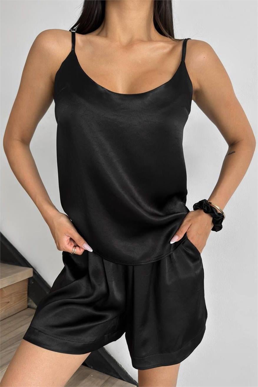 Düz Siyah Askılı ve Şortlu Floş Saten Pijama Takımı