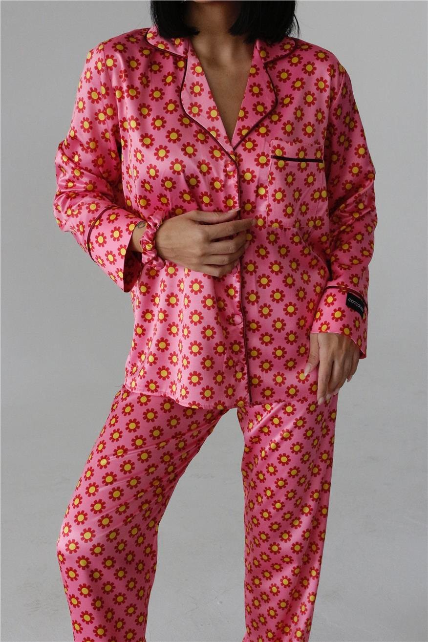 Margherite Borgogna Su Sfondo Rosa Saten Uzun Pijama Takımı