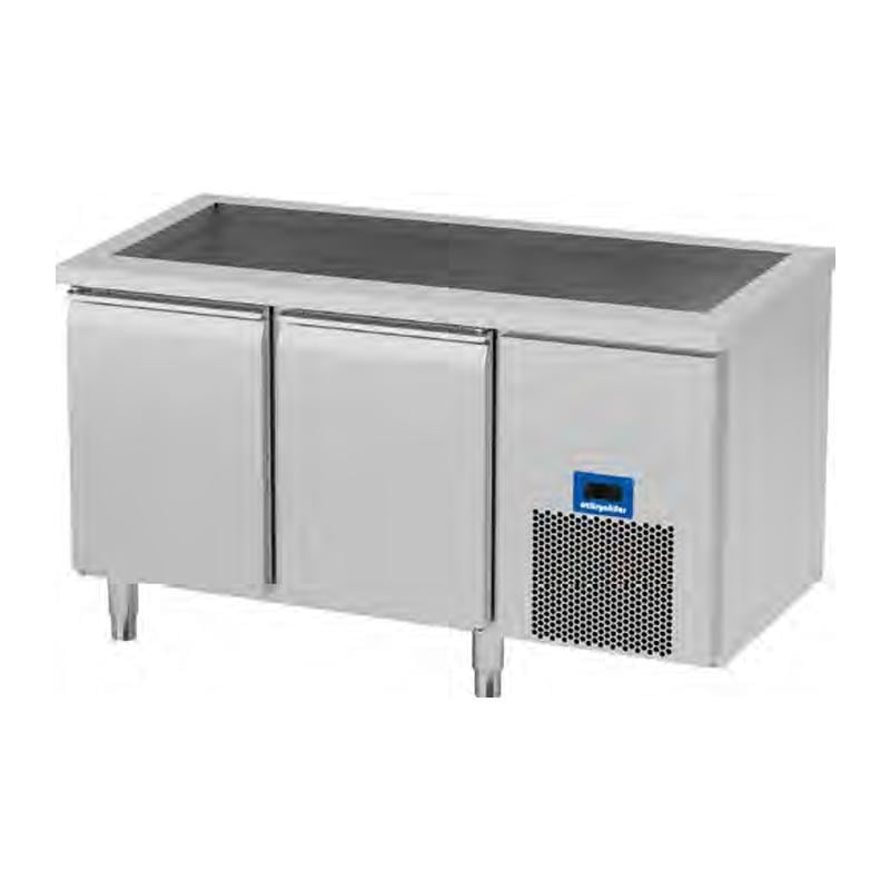 GN 1/1 raflı Dört kapılı tezgah tipi buzdolabı İç ve dış gövde paslanmaz çelik. Monoblok gövde ve 35-38 kg/m3 yoğunlukta çevre dostu CFC-Free poliüretan izolasyon. Çalışma derecesi +1/+8°C. Cihazın alt bölümünde bulunan buzdolabı Fanlı Soğutmalı, 4 kapılı ve GN 1/1 kapasitelidir. Cihazın üst bölümünde bulunan havuz bölmesi 6*GN 1/1 kapasitelidir. Dijital Termometre Termostat kontrollü ve dış yüzeyde dijital derece göstergeli. Kapılarda 90° ye kadar açıldığında otomatik yaylı kapanma ve 95° – 180