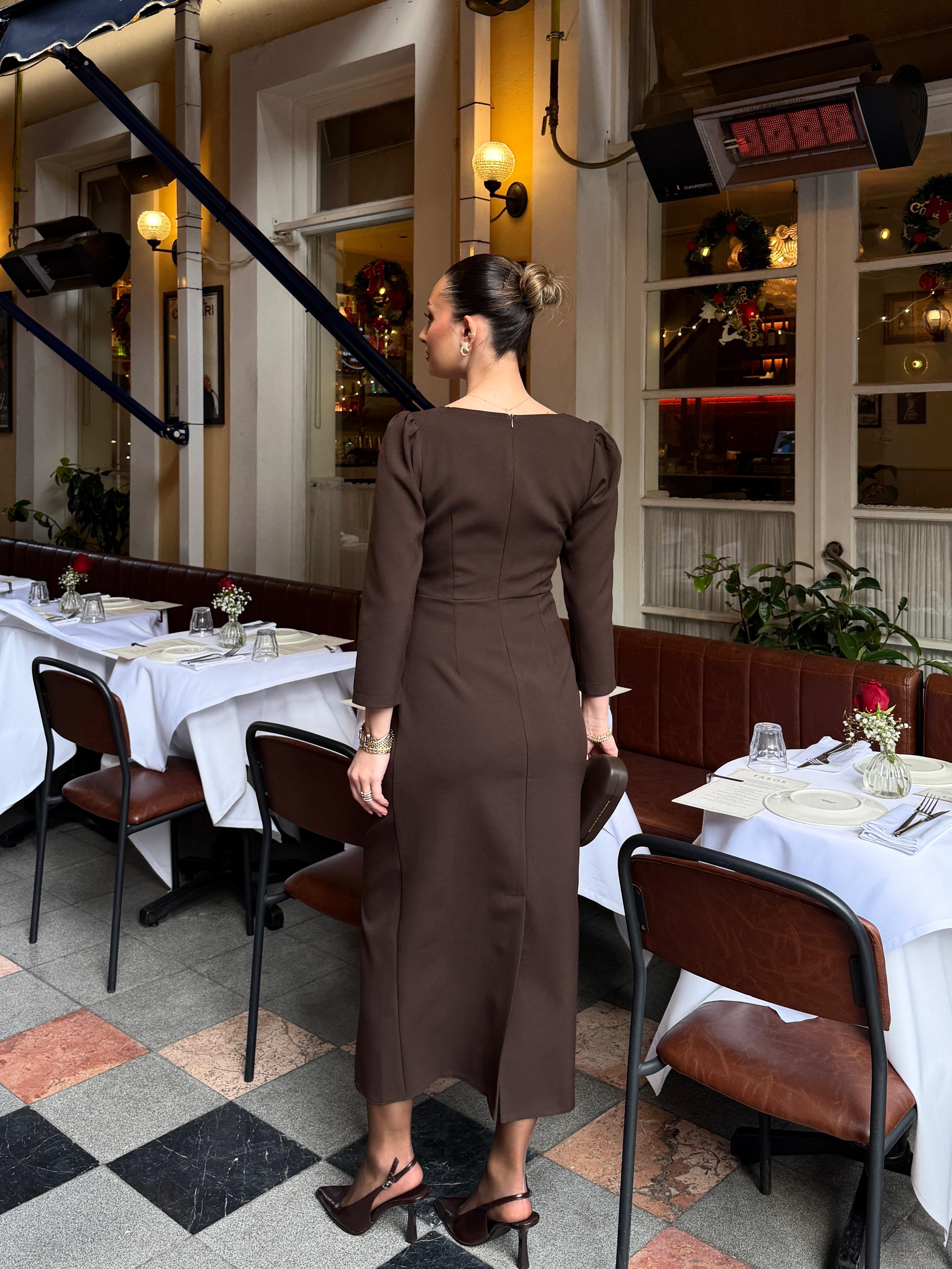 Asimetrik Yaka Çiçek Detaylı Elbise Kahve