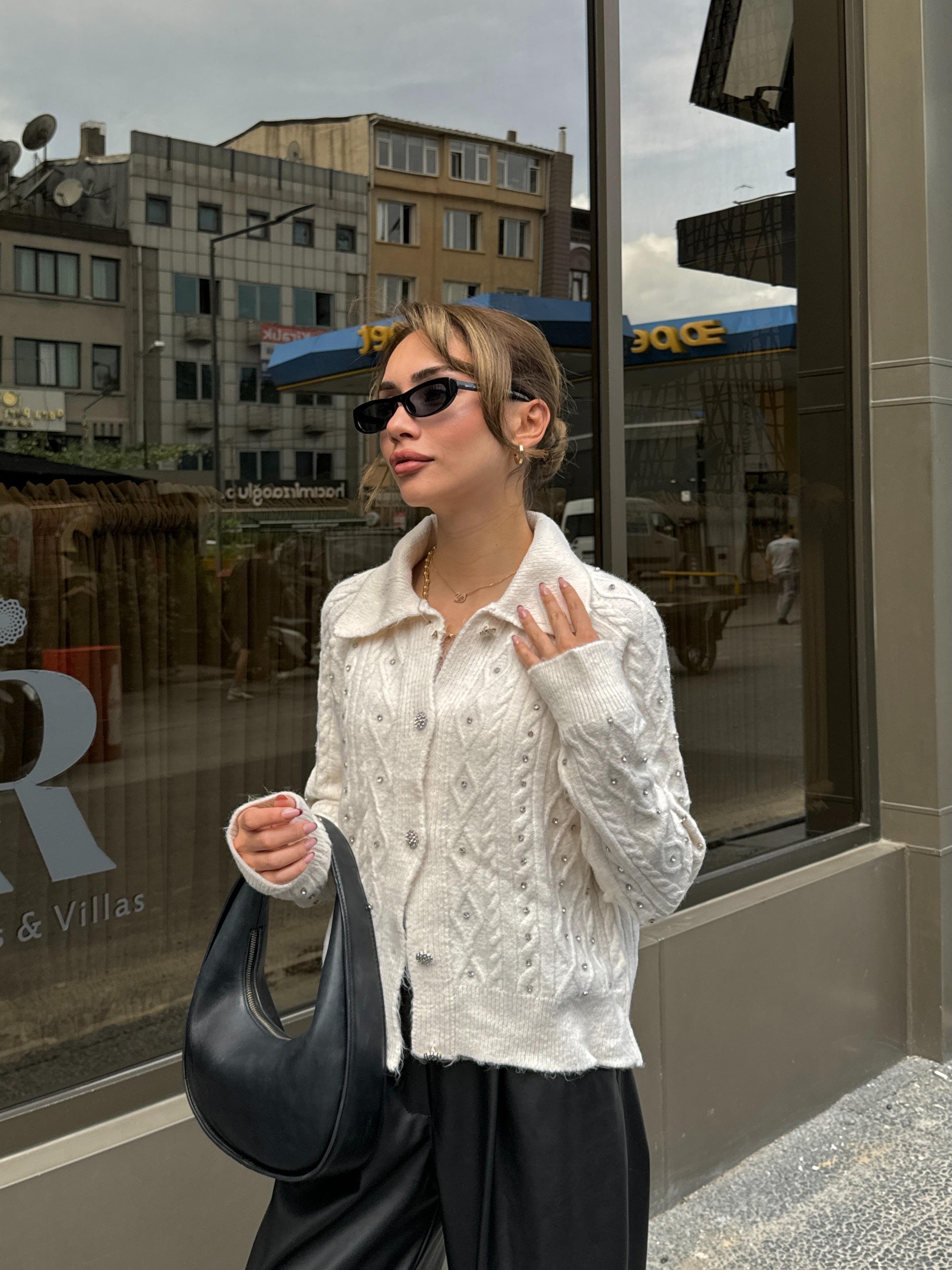 Düğmeli Taşlı Yün Hırka 