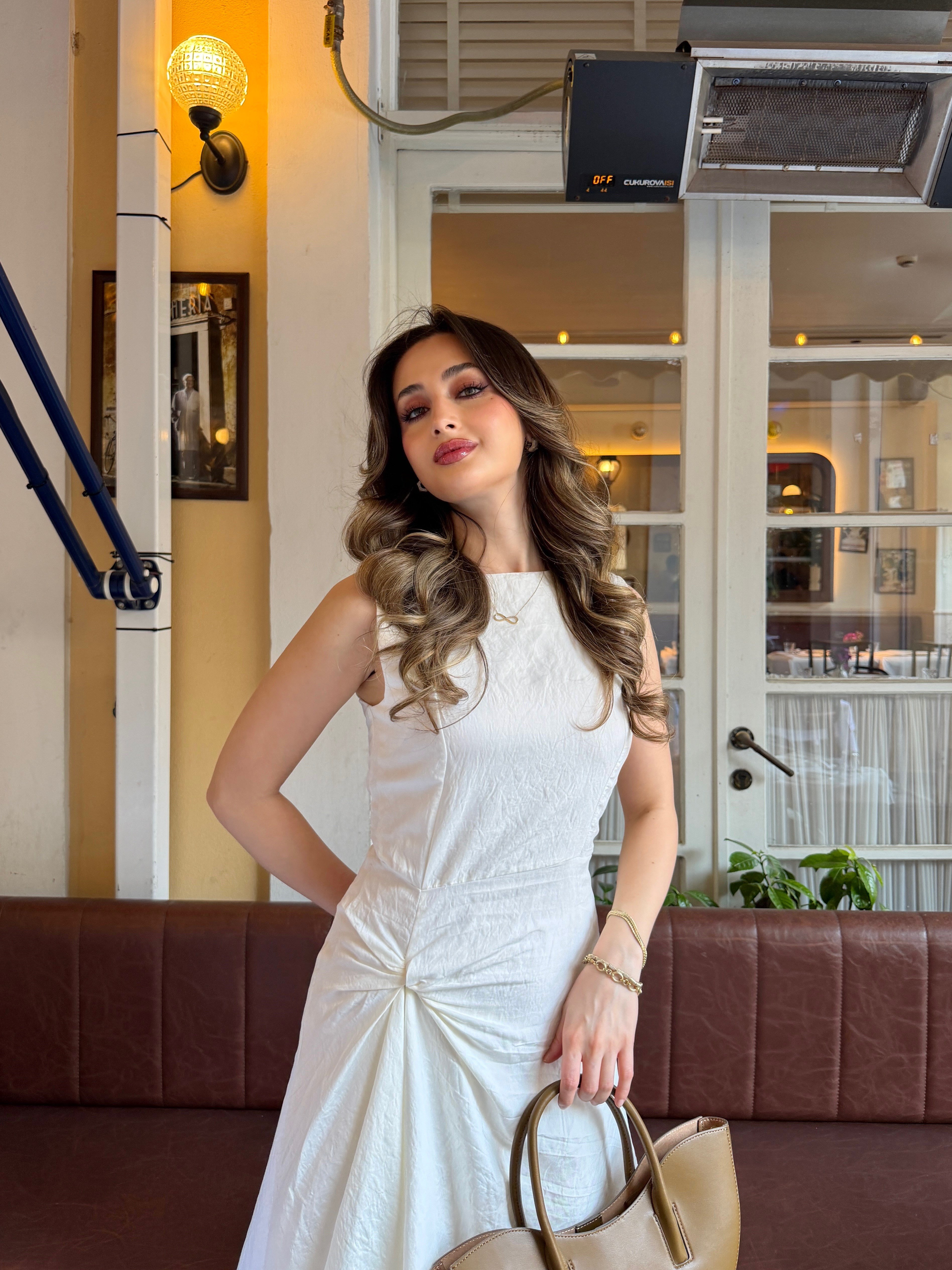 Düğüm Detay Kolsuz Elbise Beyaz