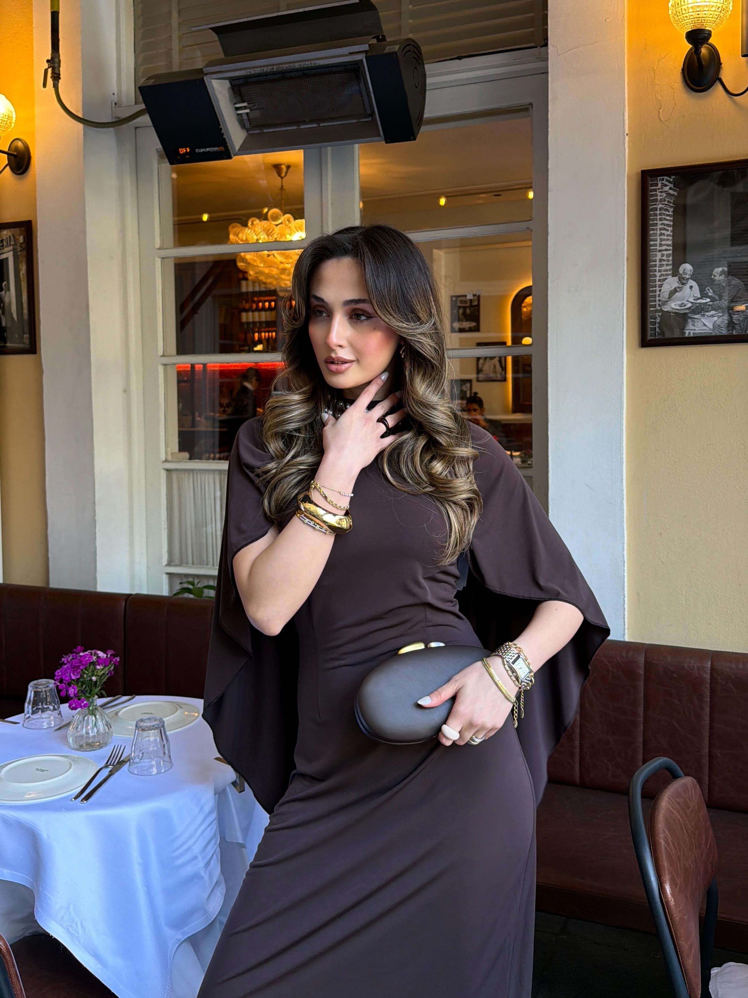 Pelerin Detay Sırt Dekolteli Maxi Boy Elbise Kahve