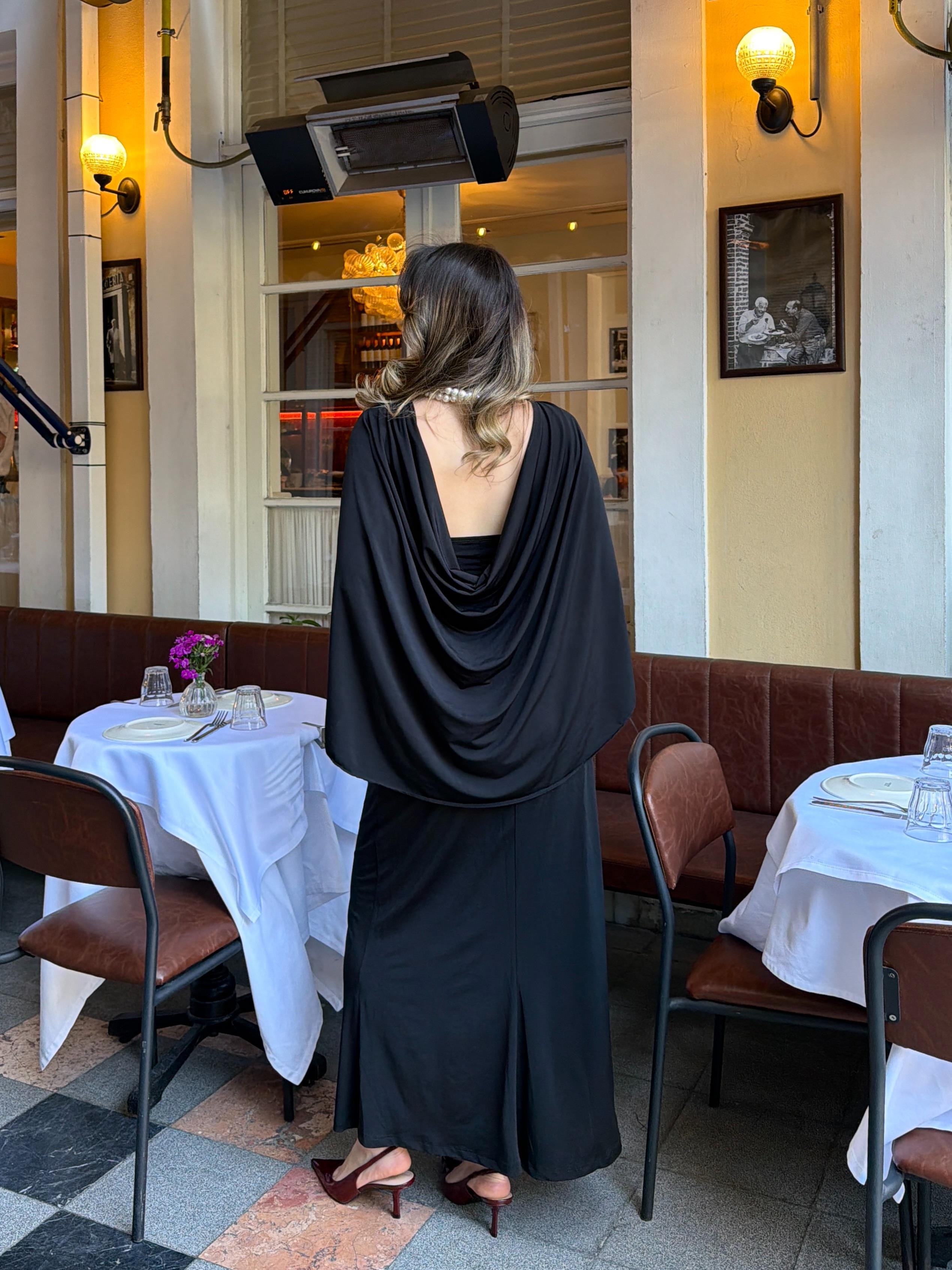 Pelerin Detay Sırt Dekolteli Maxi Boy Elbise Siyah 