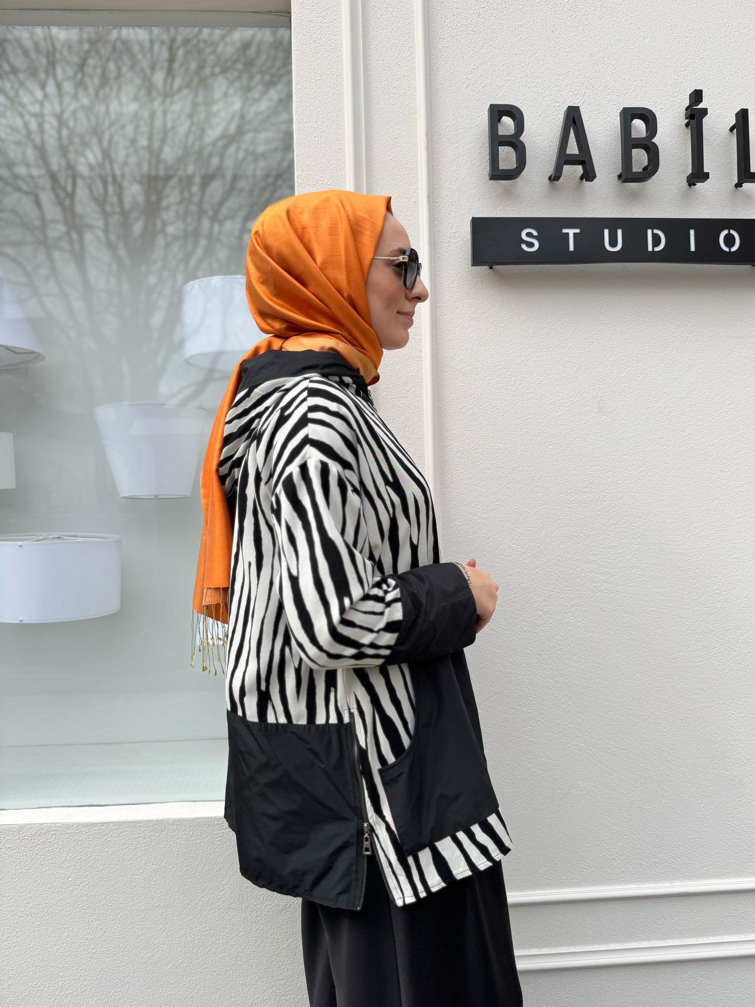 Fermuarlı Zebra Desenli Kadın Kap Siyah