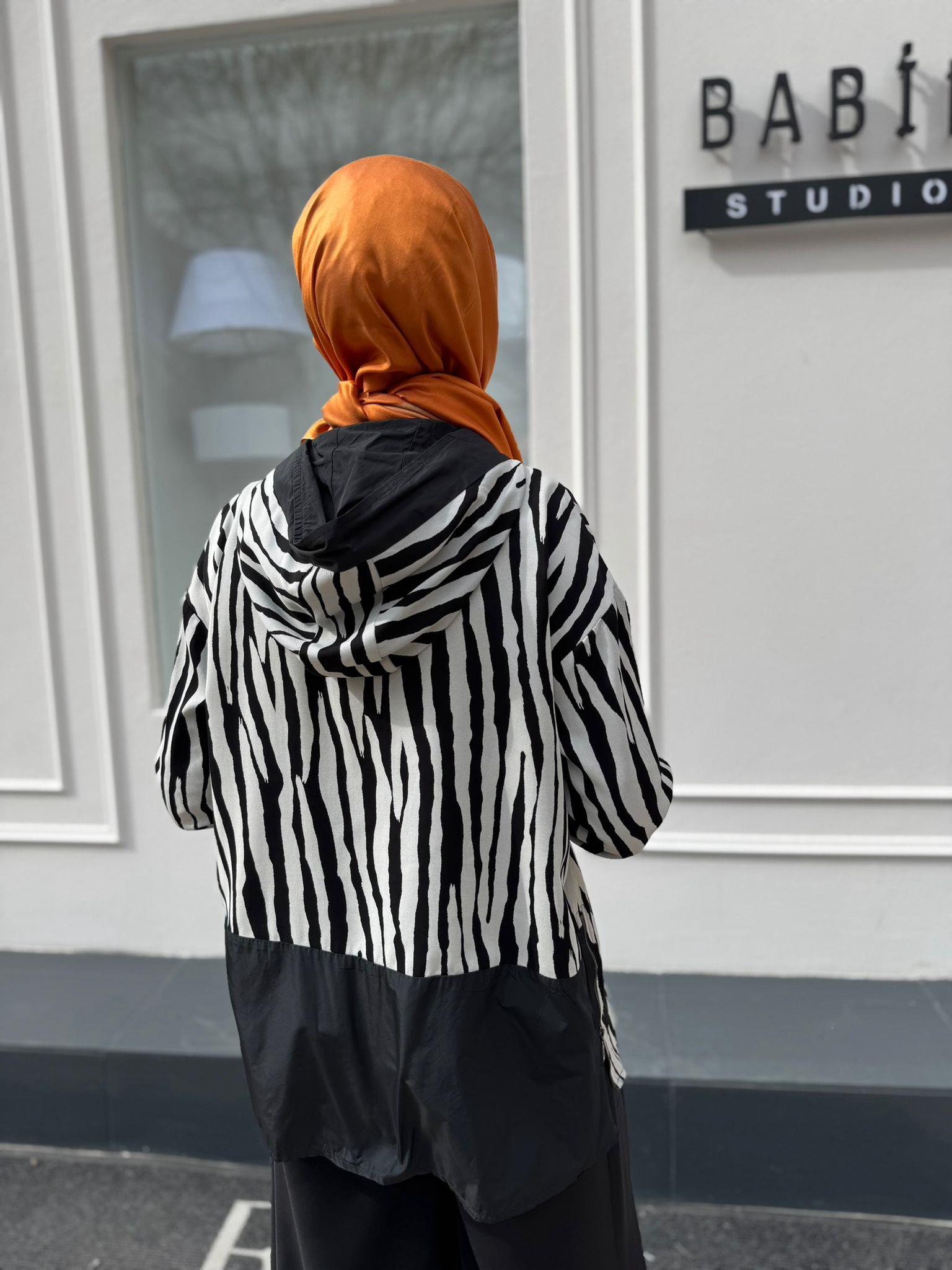 Fermuarlı Zebra Desenli Kadın Kap Siyah