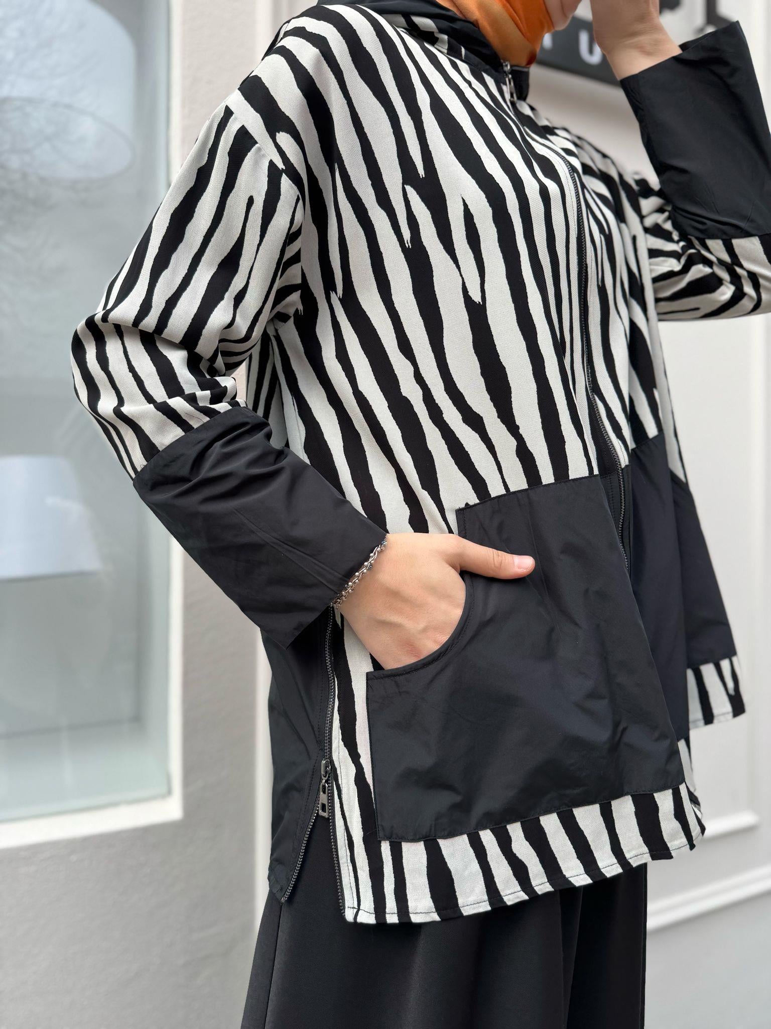 Fermuarlı Zebra Desenli Kadın Kap Siyah
