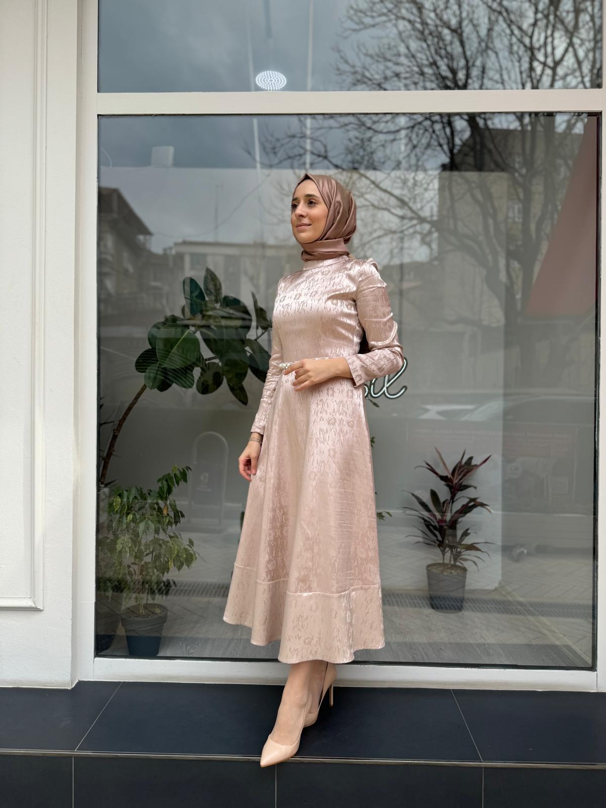 Kendinden Desenli İnci Kemerli Kadın Elbise Pudra Pembe
