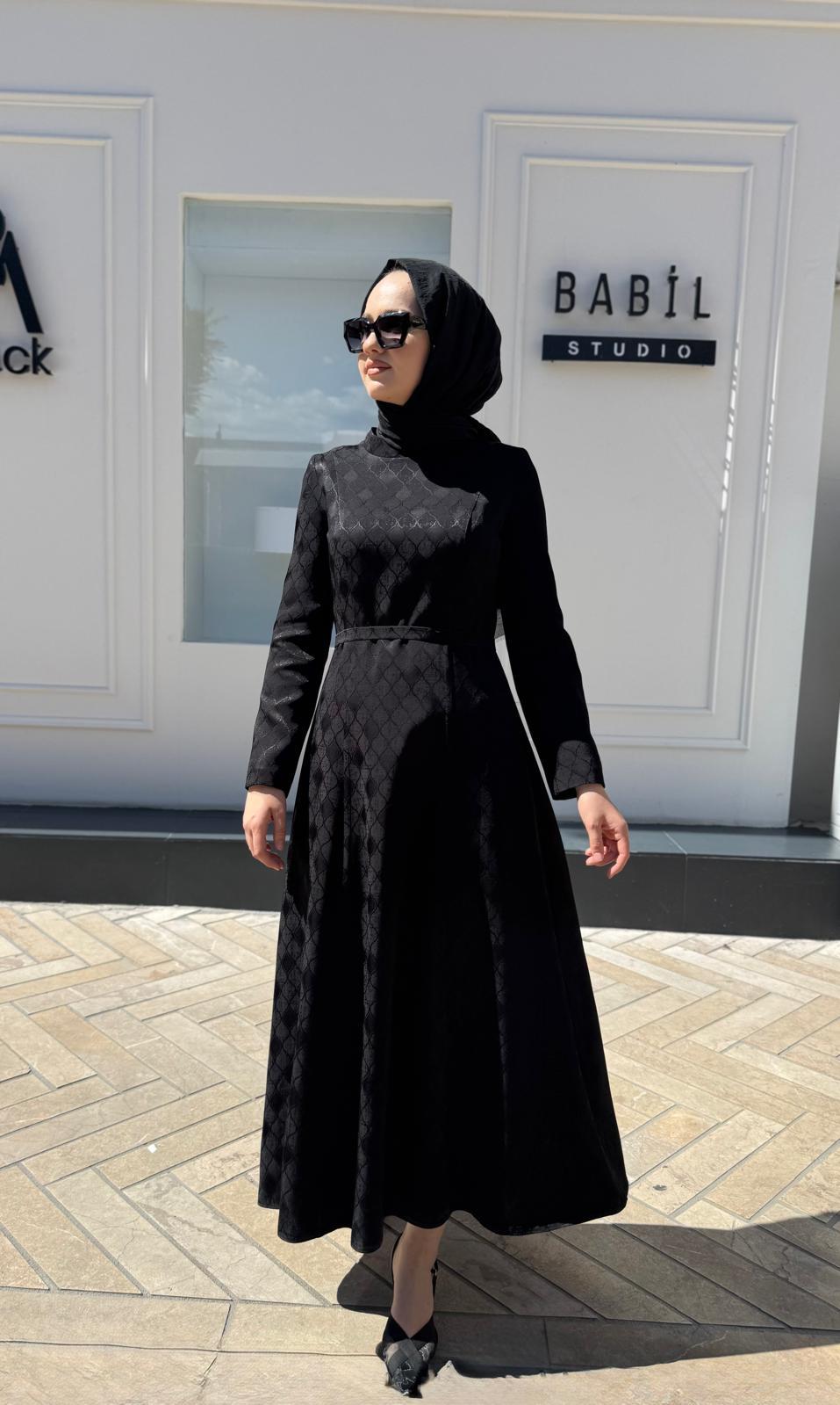Kendinden Desenli İnci Kemerli Kadın Elbise Siyah