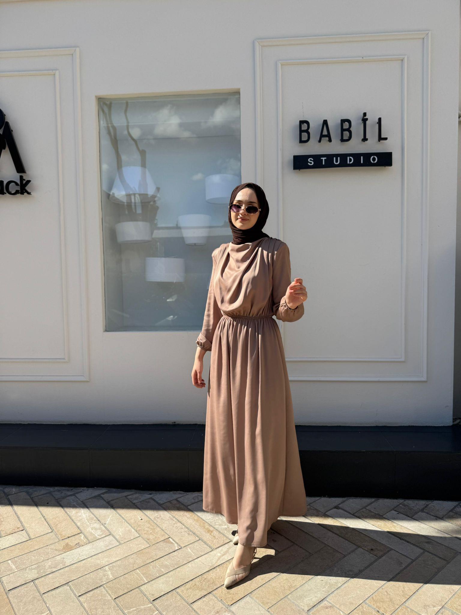 TD2600 Omuz Detaylı Porte Saten Elbise Camel