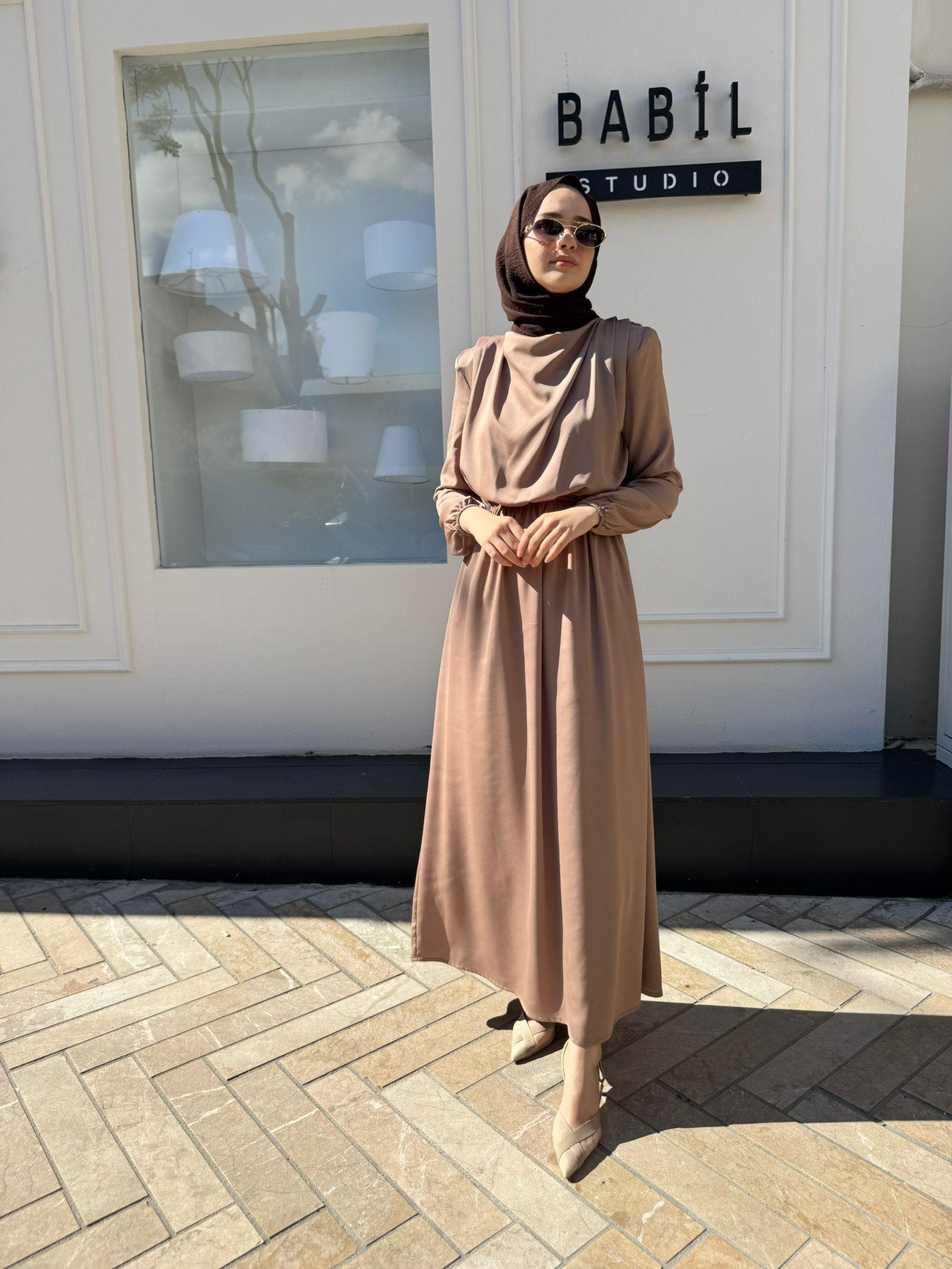 TD2600 Omuz Detaylı Porte Saten Elbise Camel