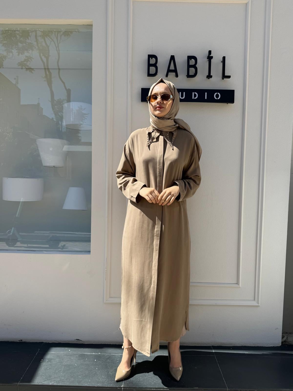 Yaka Detaylı Kadın Kap Bej