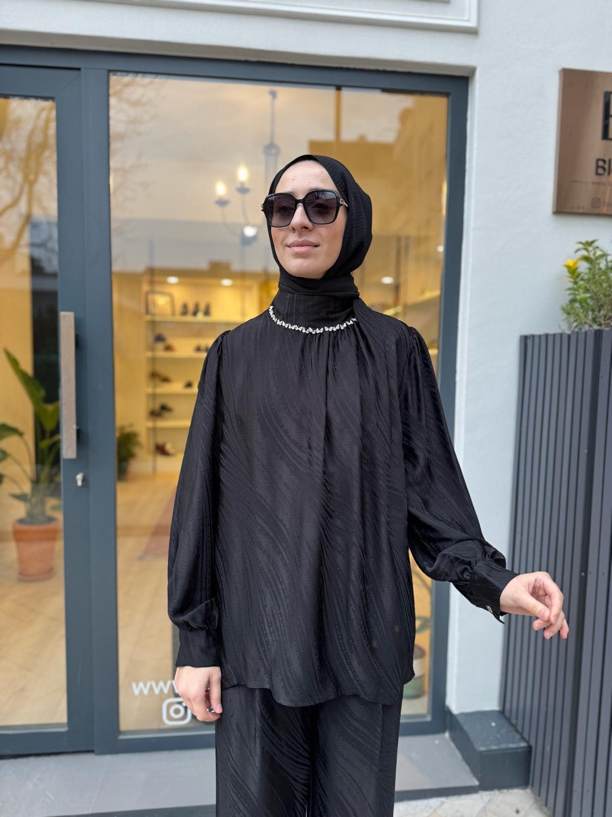 Yaka Taş Detaylı Kadın Takım Siyah
