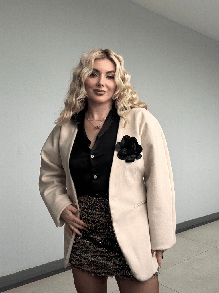 Gül Aksesuarlı Ceket