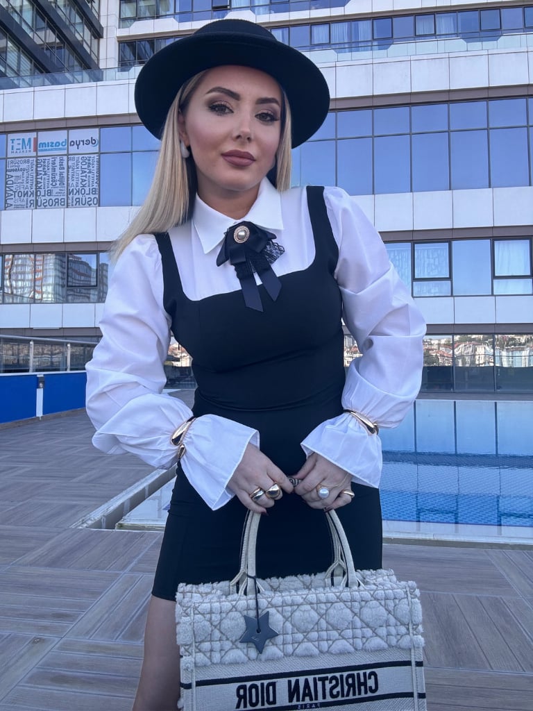 penny yaka broşlu elbise
