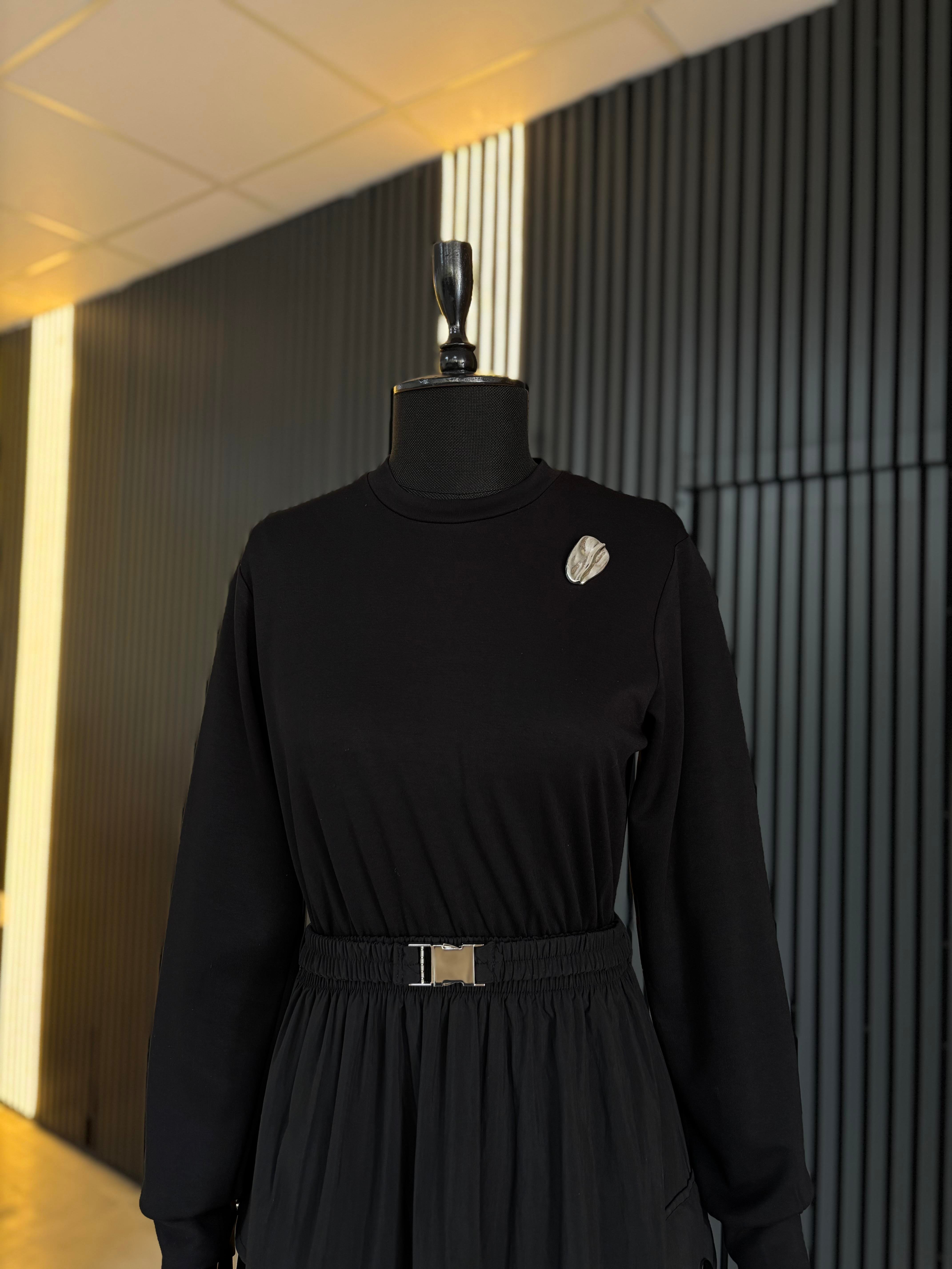 Broş Detay Kemerli Elbise-Siyah