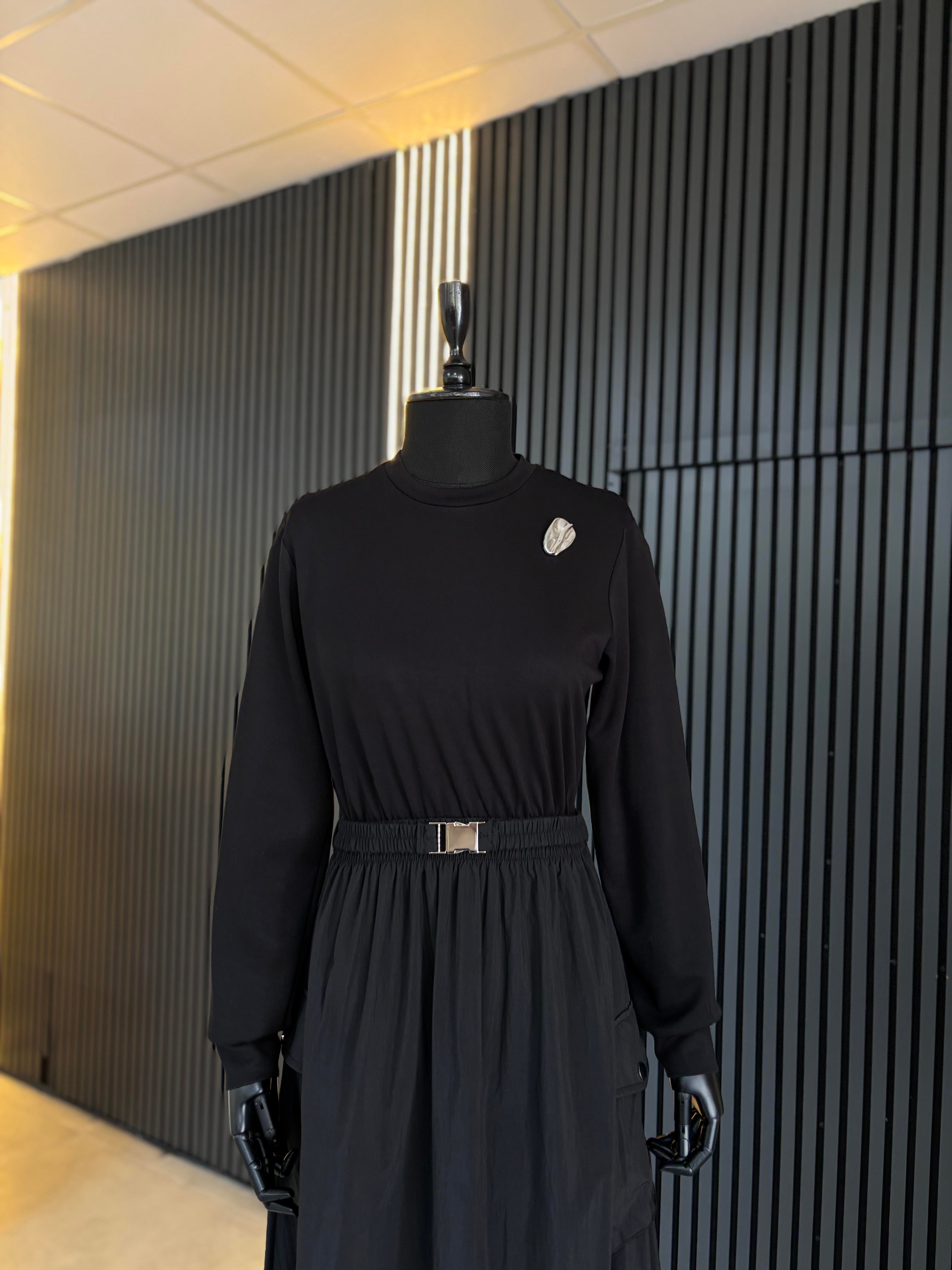 Broş Detay Kemerli Elbise-Siyah