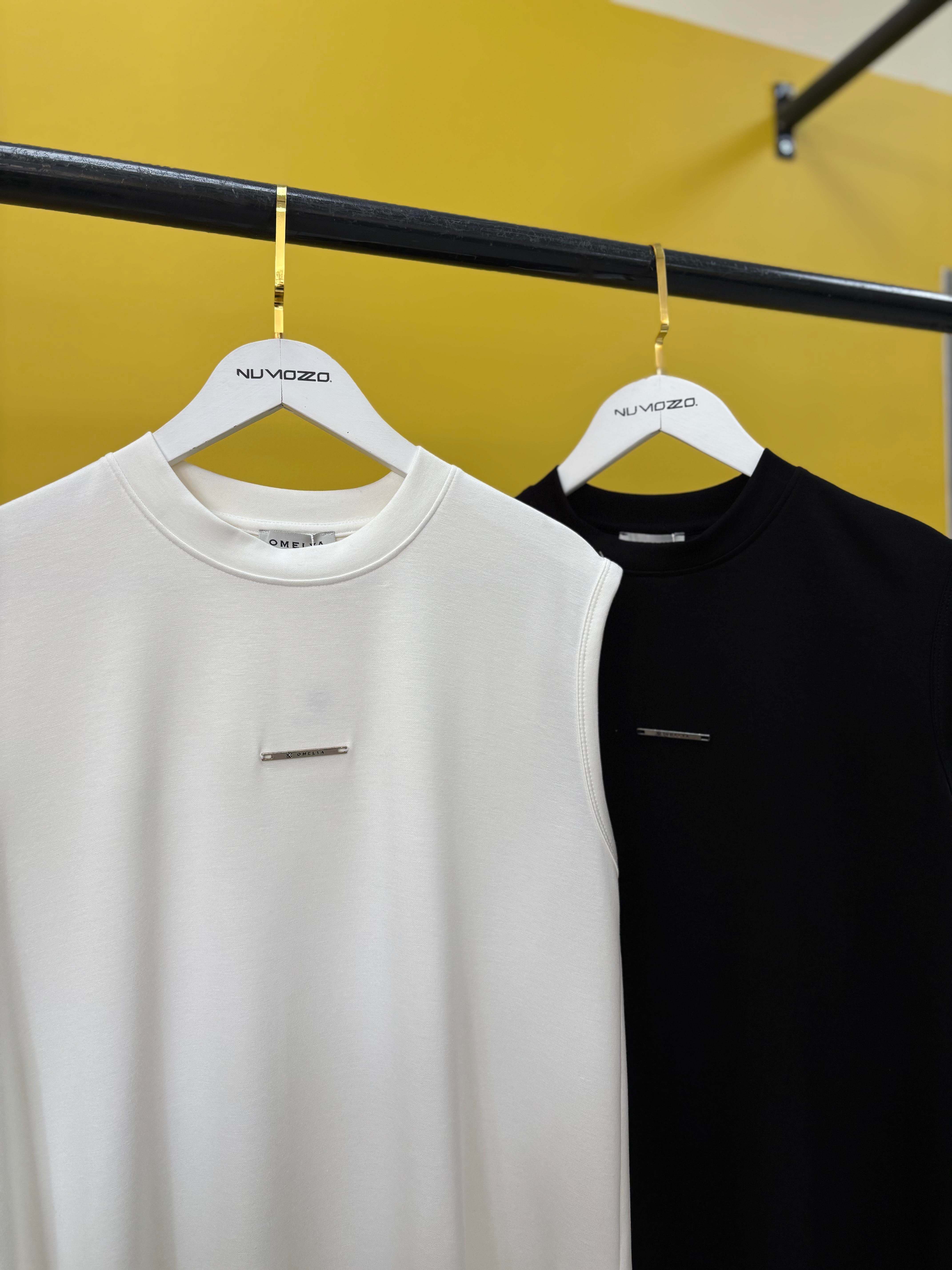 Broş Detay Kolsuz Tişört