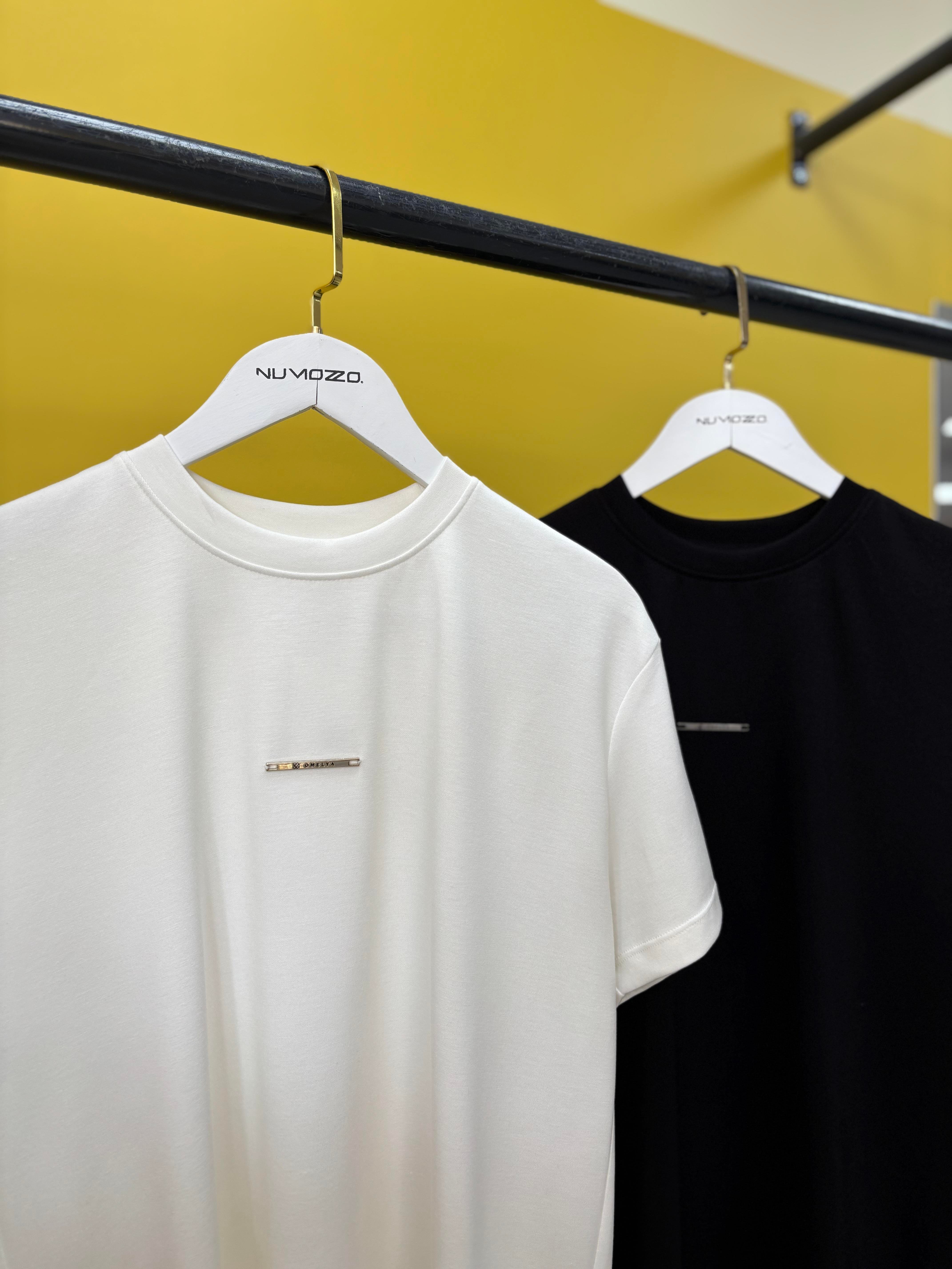 Broş Detay Tişört