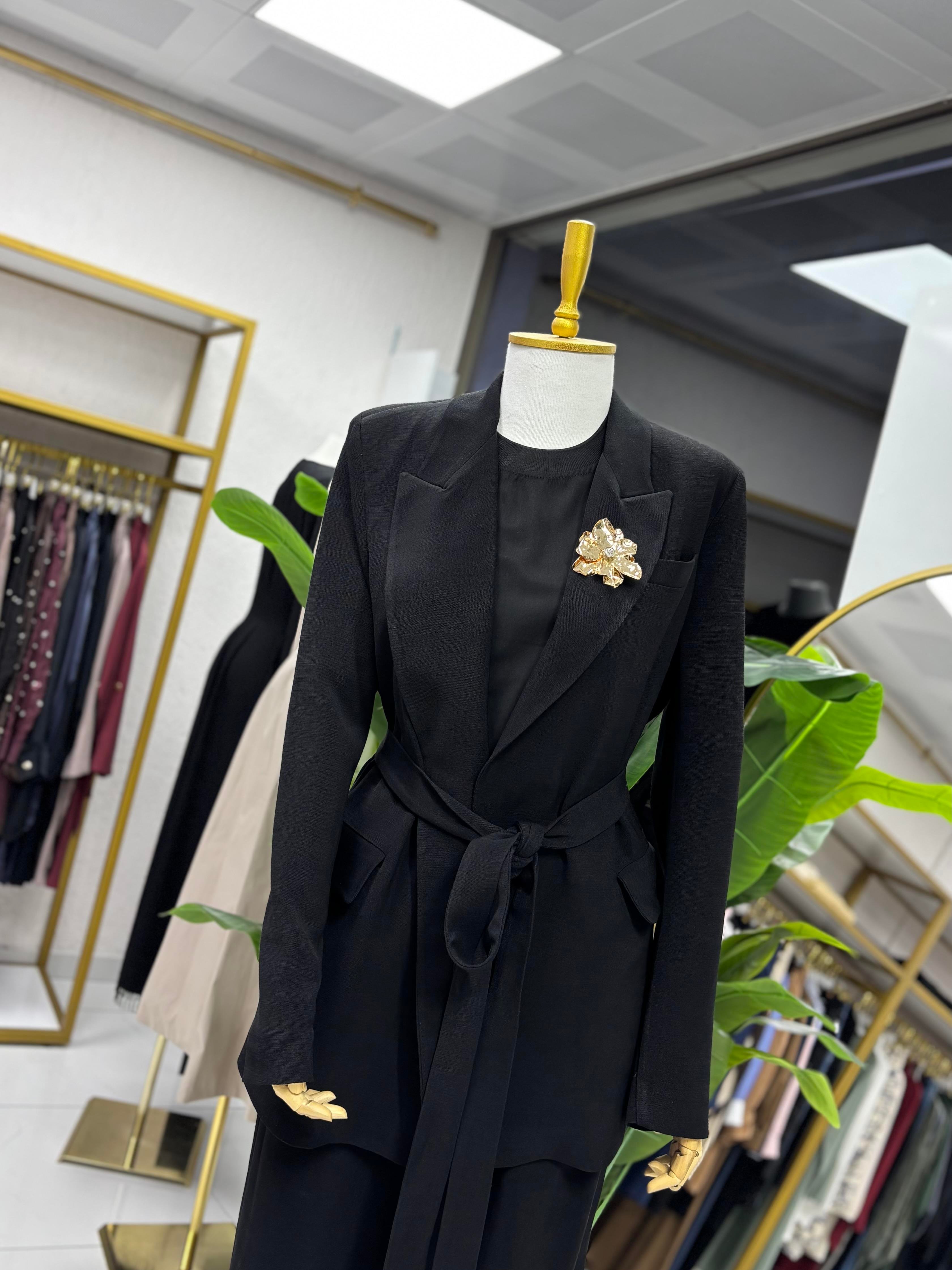 BROŞ DETAYLI KEMERLİ TAKIM SİYAH