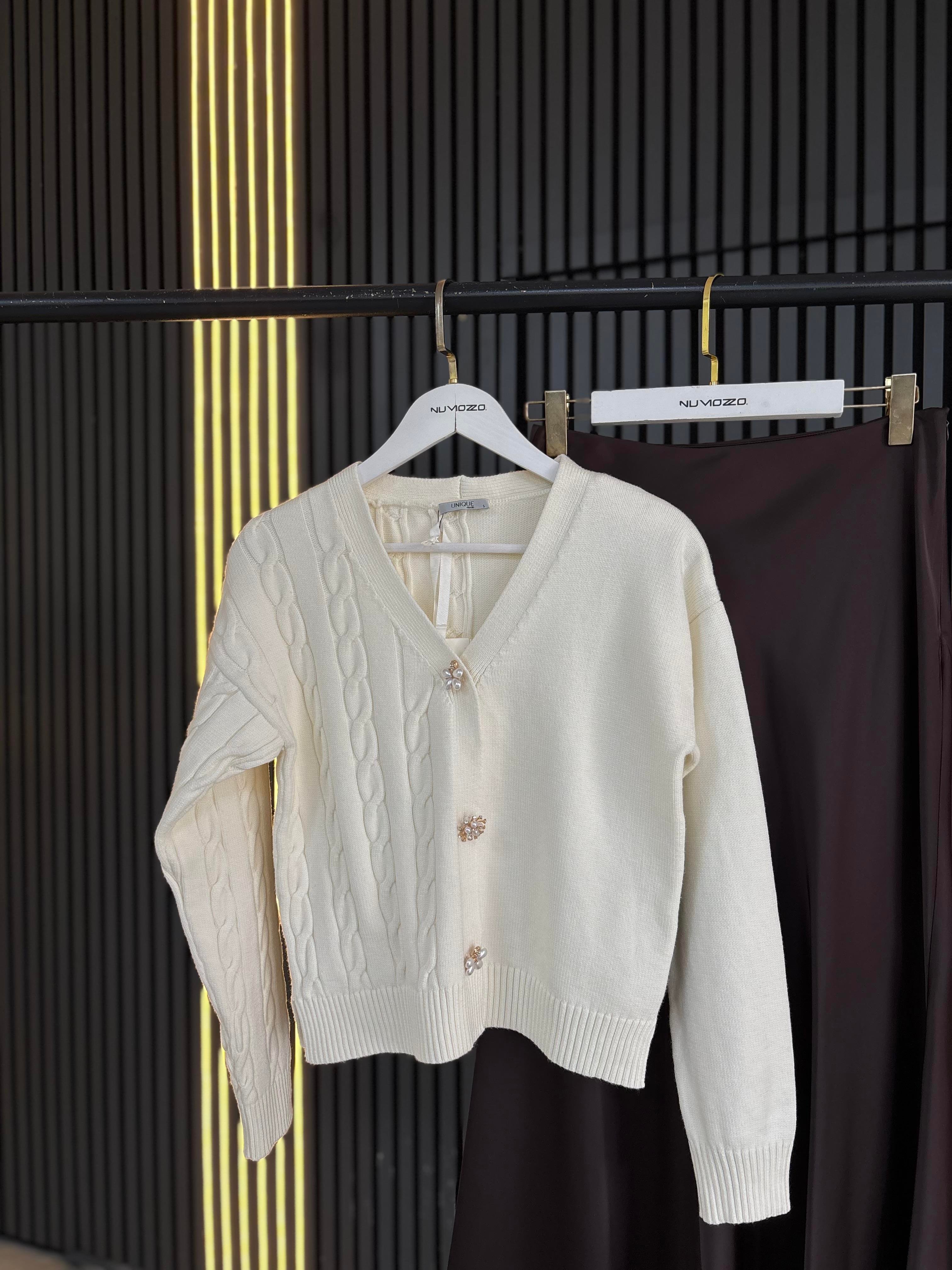 DÜĞME DETAYLI TRİKO HIRKA-EKRU