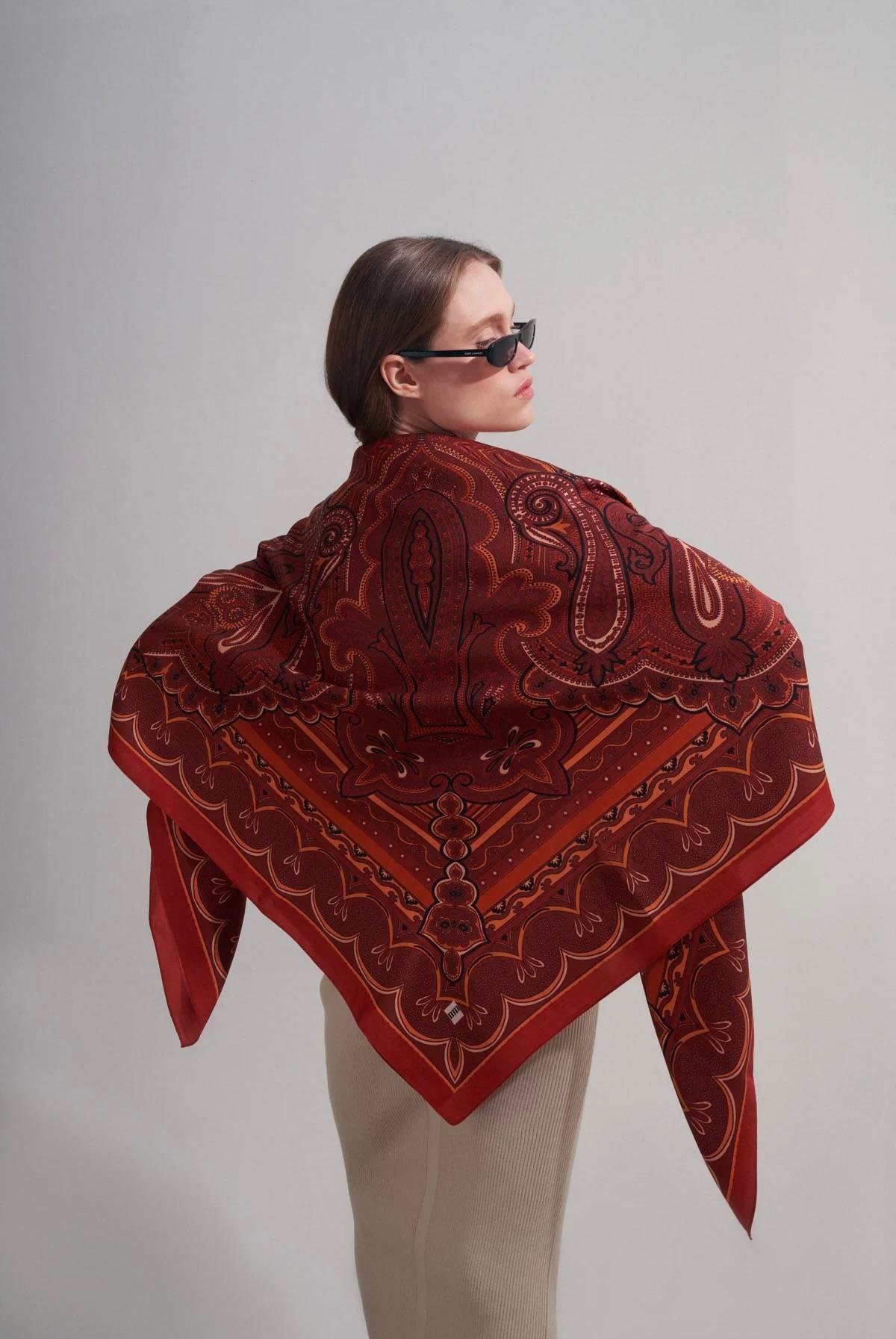 Etnik Desenli Kırmızı Omuz Şalı
