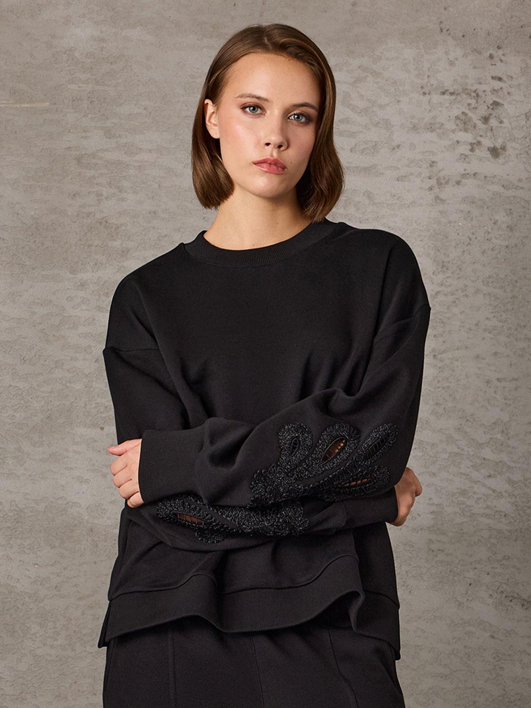 KOLU NAKIŞ DETAYLI SWEATSHİRT