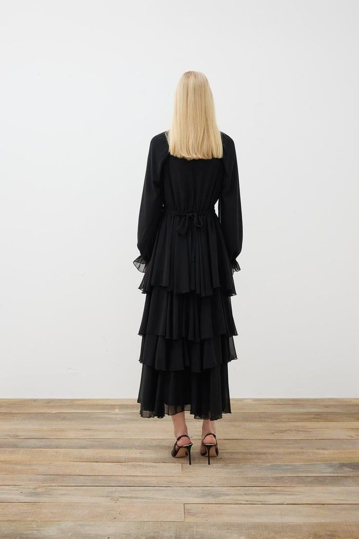 LEO ŞİFON VOLANLI KAT KAT ELBİSE SİYAH