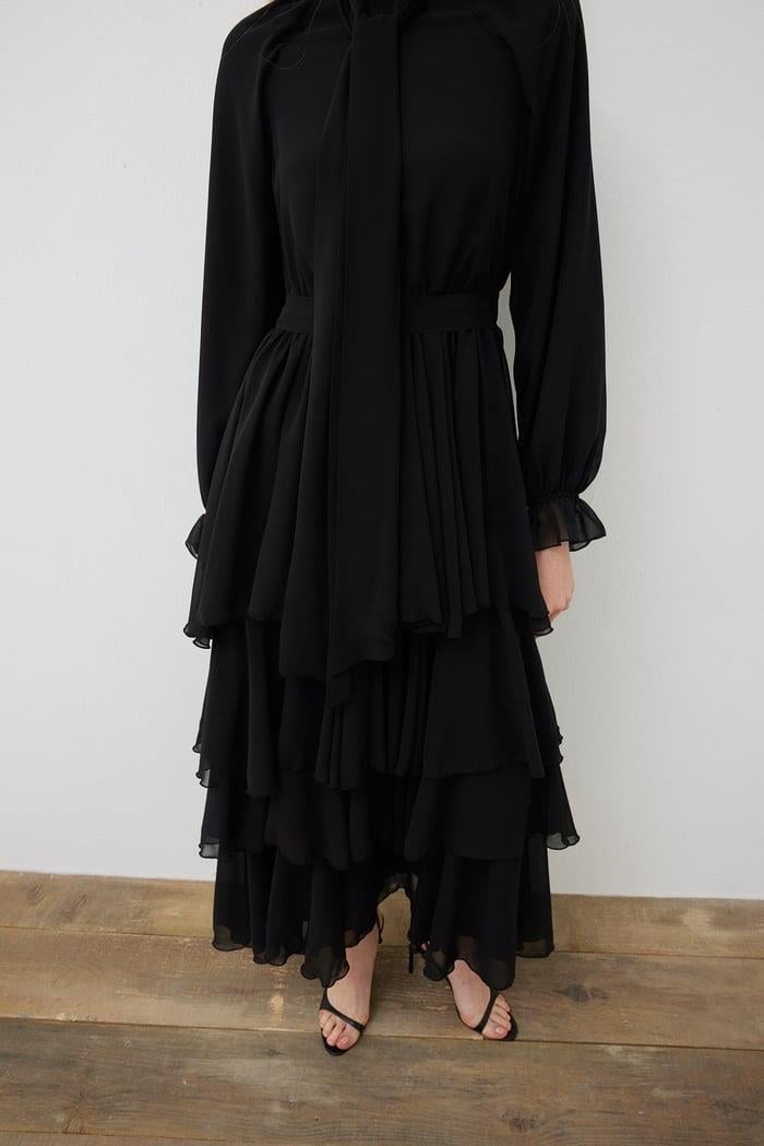 LEO ŞİFON VOLANLI KAT KAT ELBİSE SİYAH