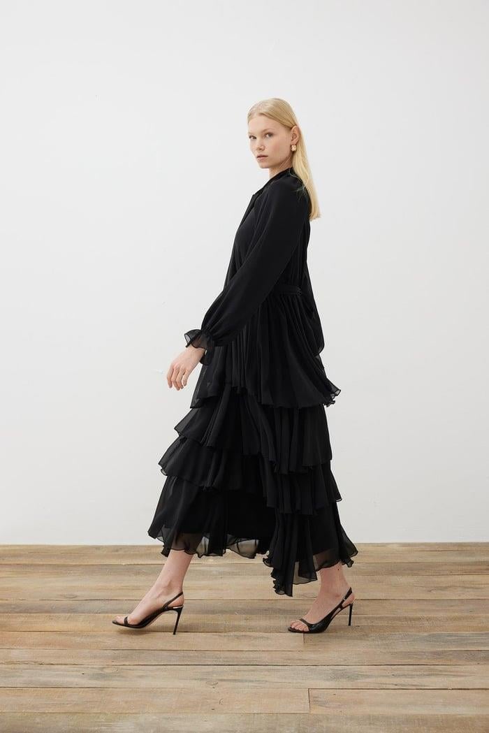 LEO ŞİFON VOLANLI KAT KAT ELBİSE SİYAH