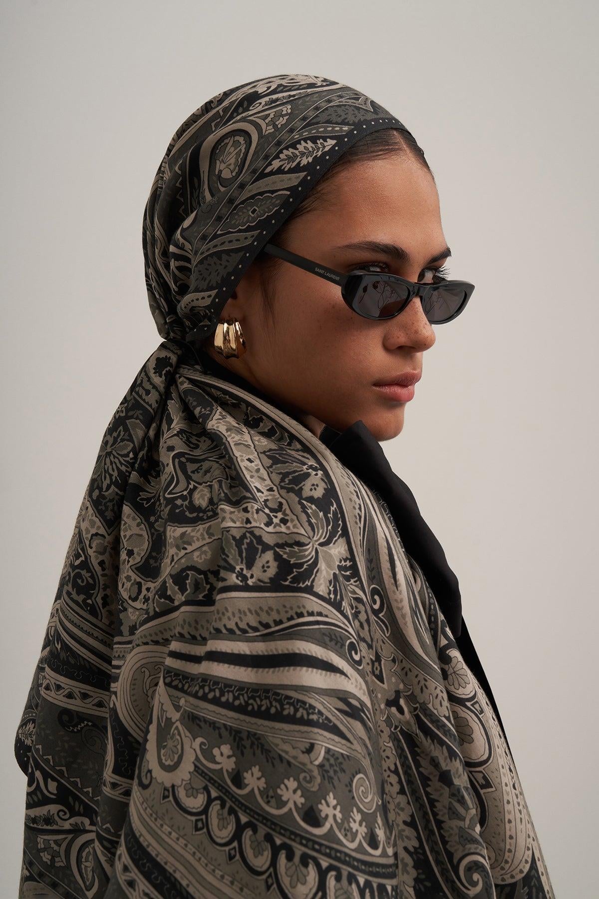 Moreno Silk Black Lily