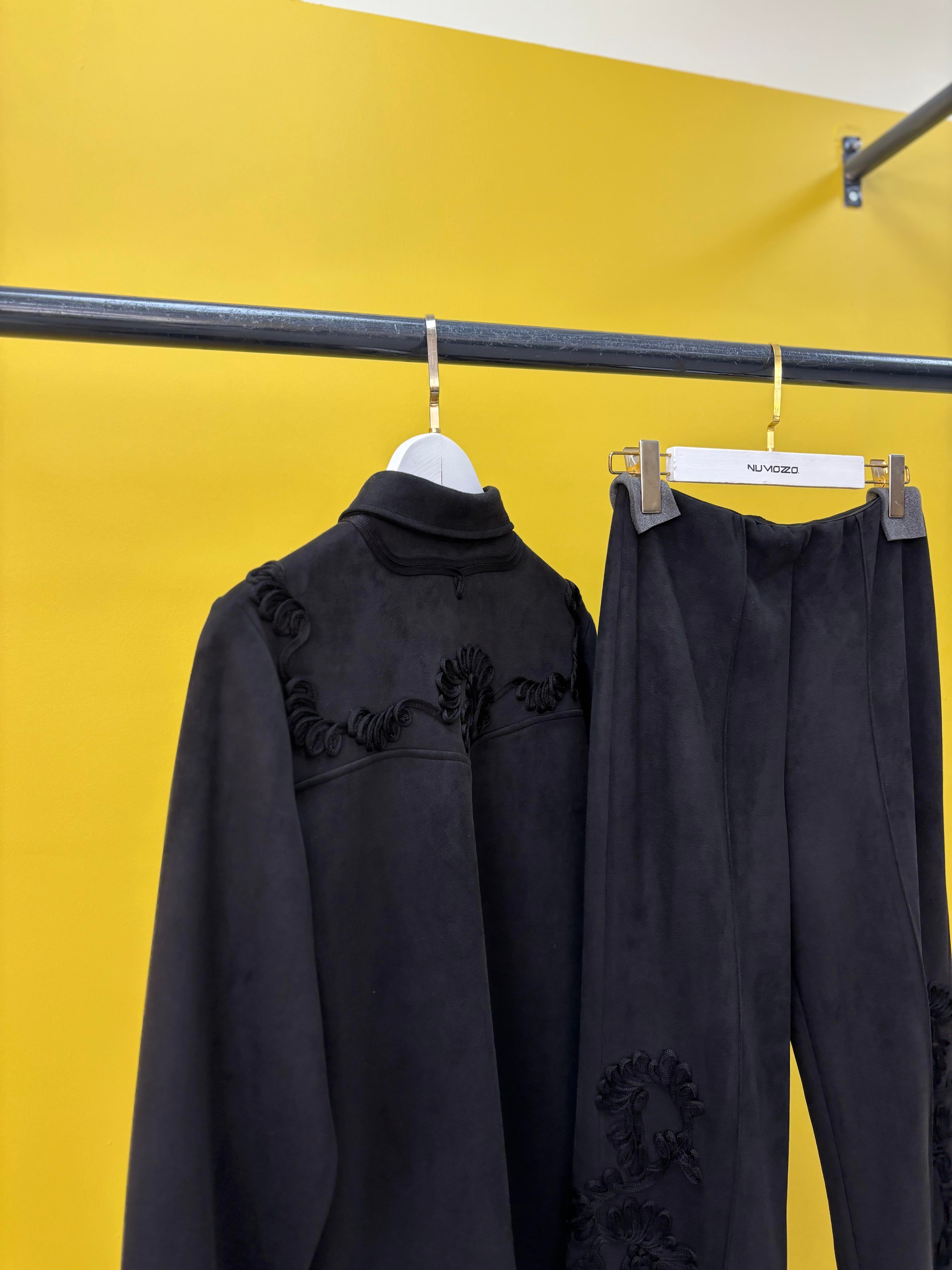 NAKIŞ DETAYLI SÜET TAKIM - SİYAH