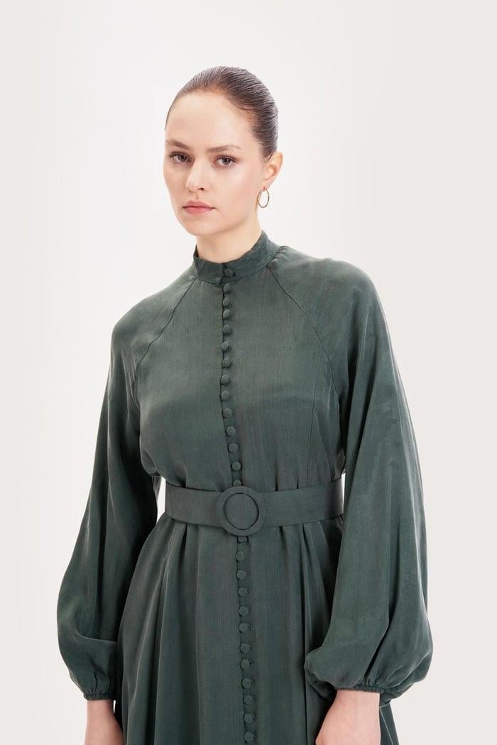 PRİME TAŞLANMIŞ İPEK BRİT DÜĞMELİ ELBİSE HAKİ