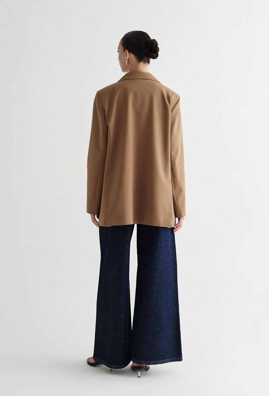 Yırtmaçlı Düğmeli Ceket Camel