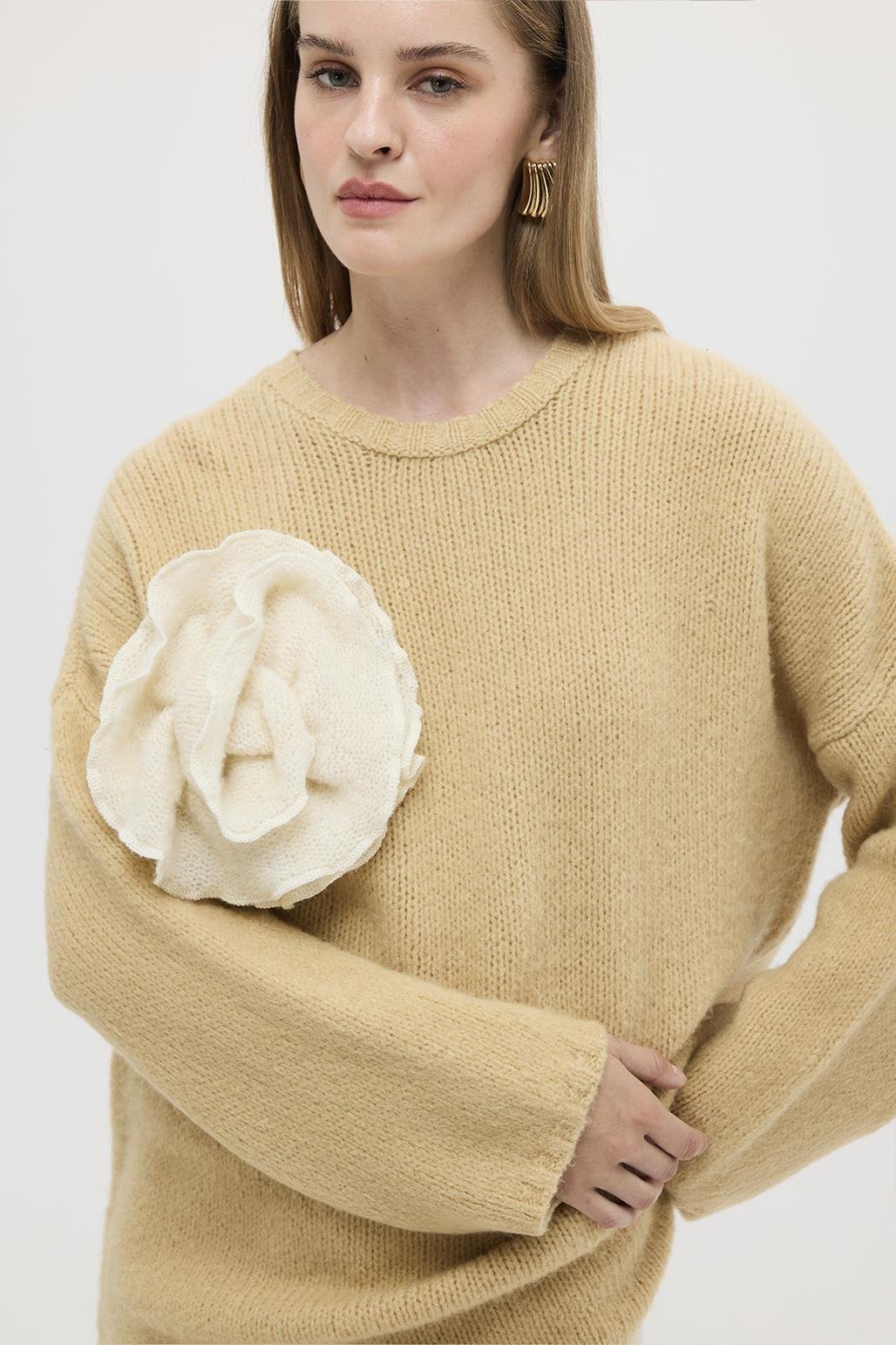 Yumuşak Dokulu Gül Aplikli Triko Kazak Bej