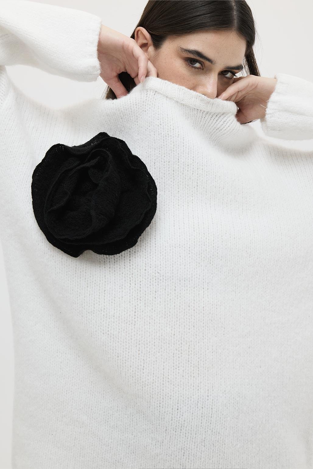 Yumuşak Dokulu Gül Aplikli Triko Kazak Ekru