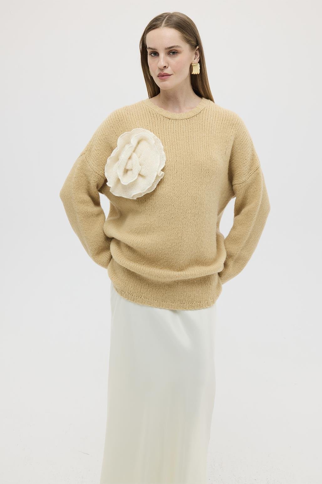 Yumuşak Dokulu Gül Aplikli Triko Kazak Bej